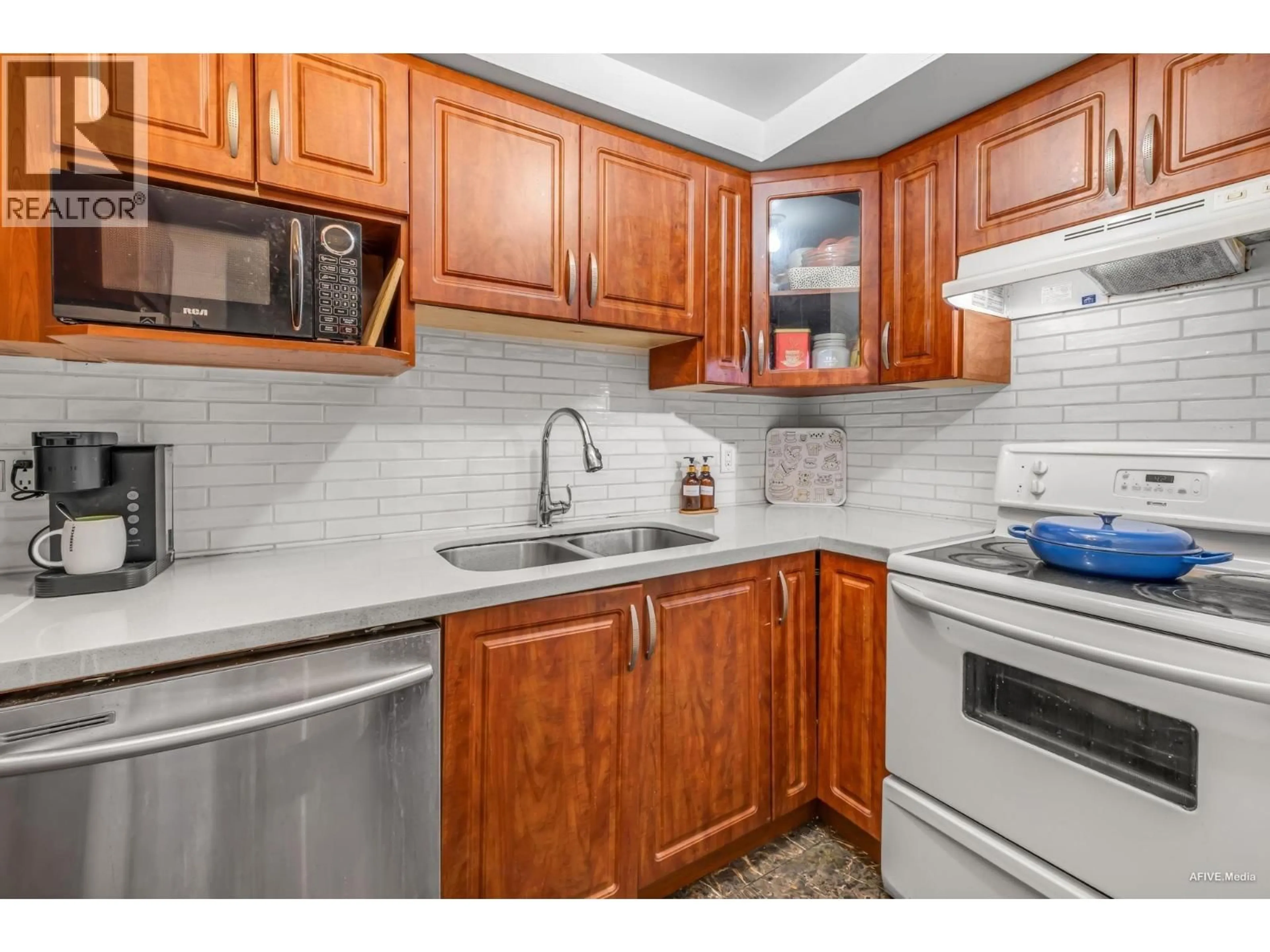 Standard kitchen, ceramic/tile floor for 503 - 6595 WILLINGDON AVENUE, Burnaby British Columbia V5H4E5