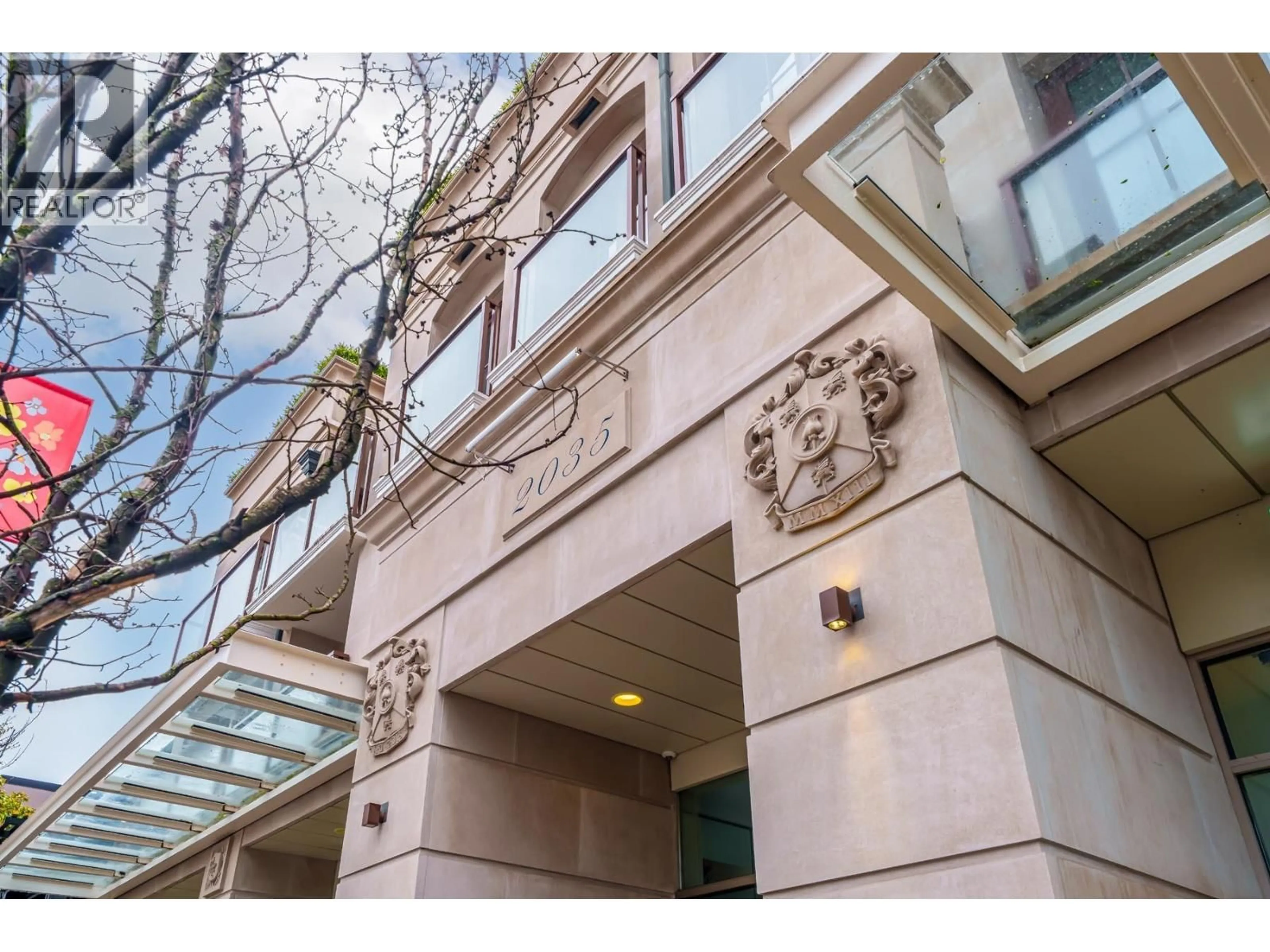 Indoor foyer for 205 - 2035 4TH AVENUE, Vancouver British Columbia V6J1N3