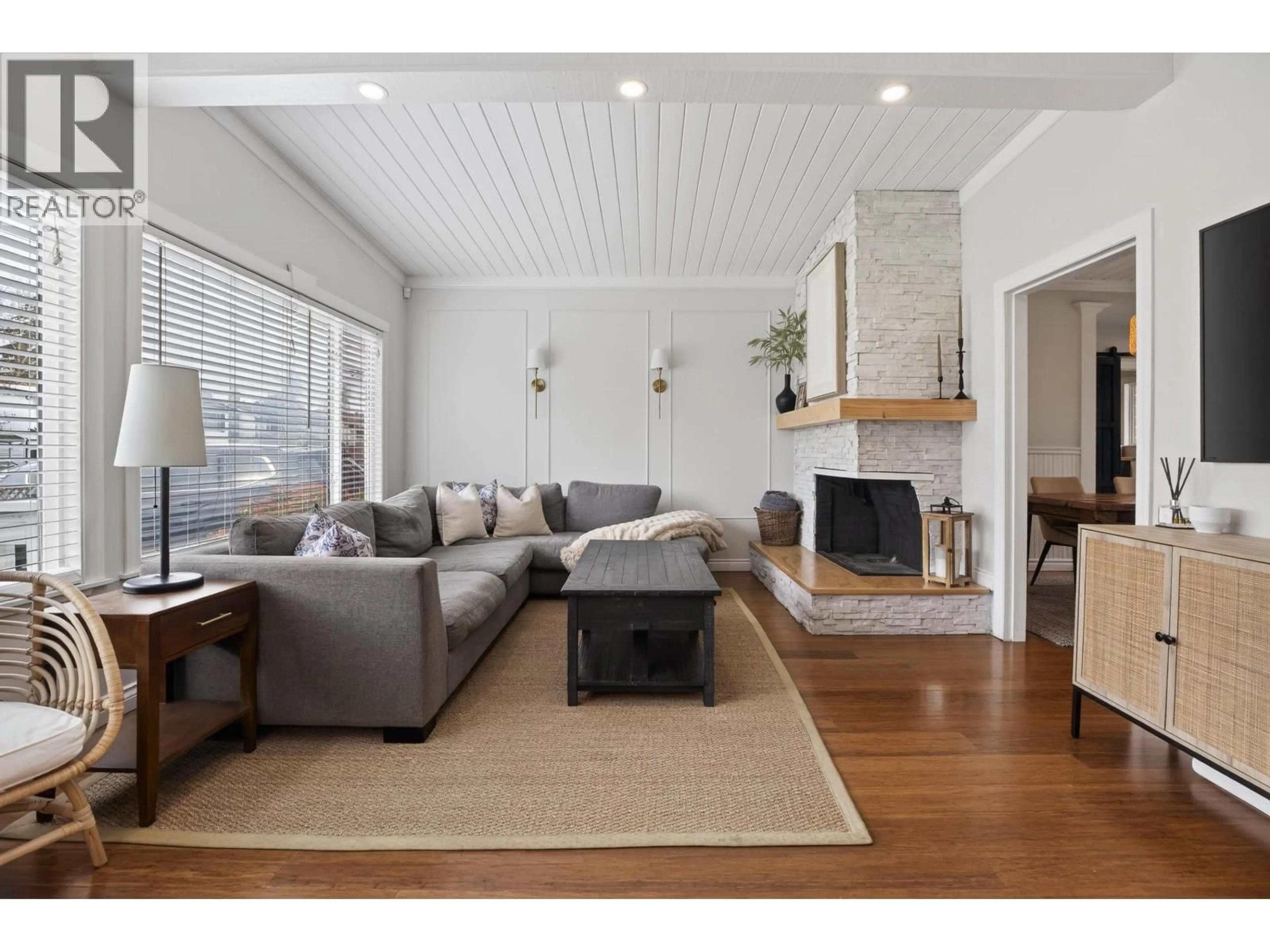 Living room with furniture, wood/laminate floor for 5475 45 AVENUE, Delta British Columbia V4K1L3