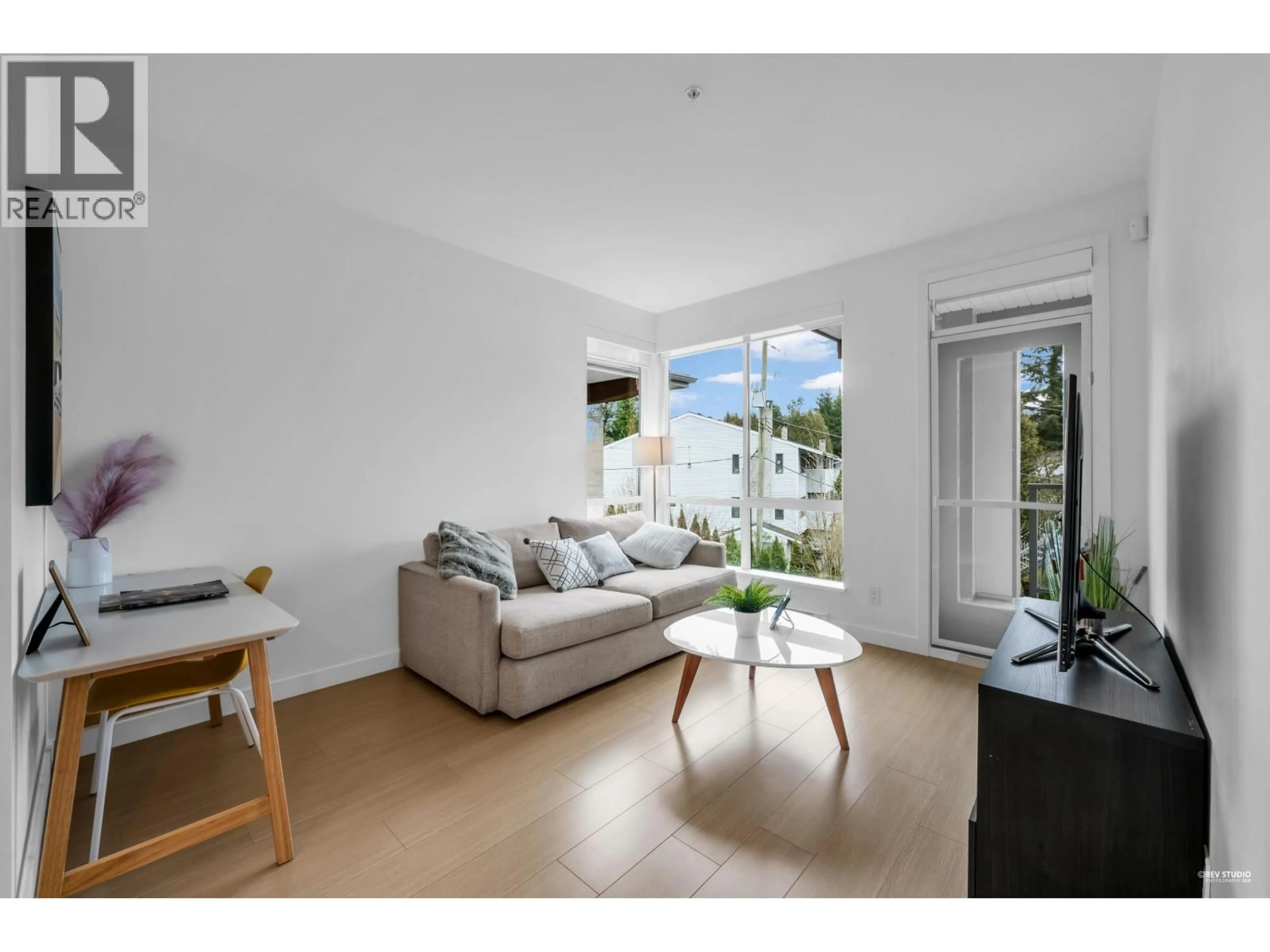 Living room with furniture, unknown for 318 - 5460 BROADWAY, Burnaby British Columbia V5B0B4