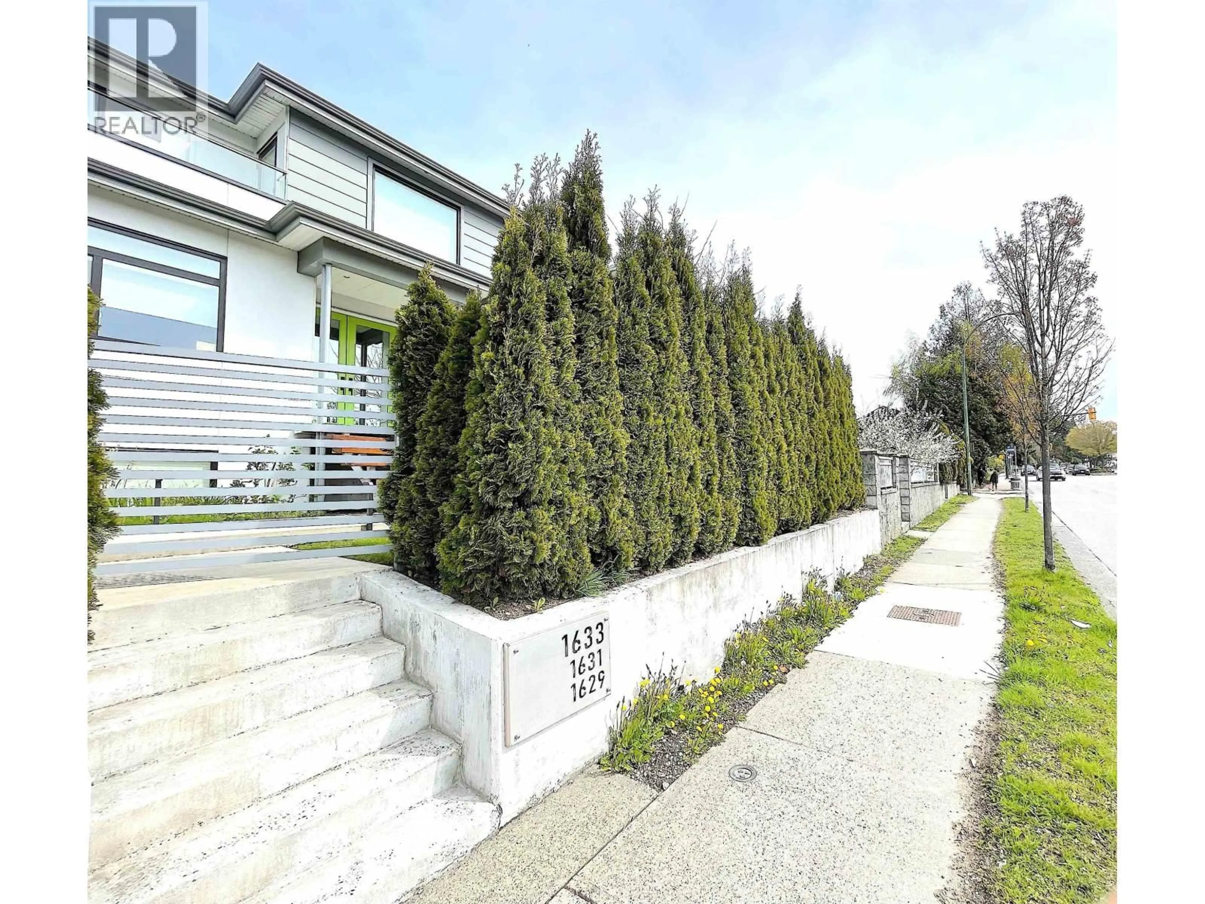 Patio, street for 1633 MARINE DRIVE, Vancouver British Columbia V5P2R5