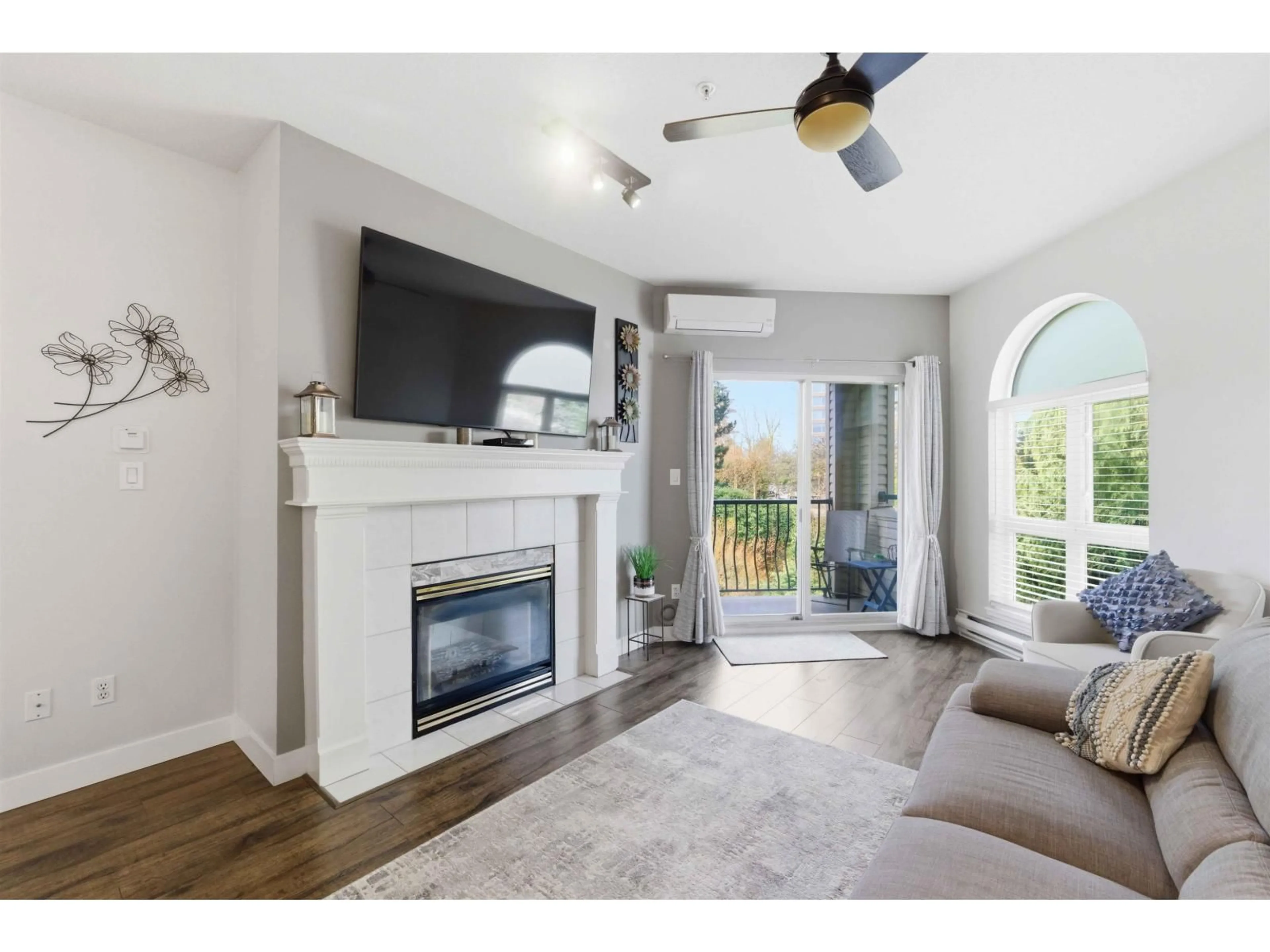 Living room with furniture, wood/laminate floor for 415 - 3172 GLADWIN ROAD, Abbotsford British Columbia V2T5T3