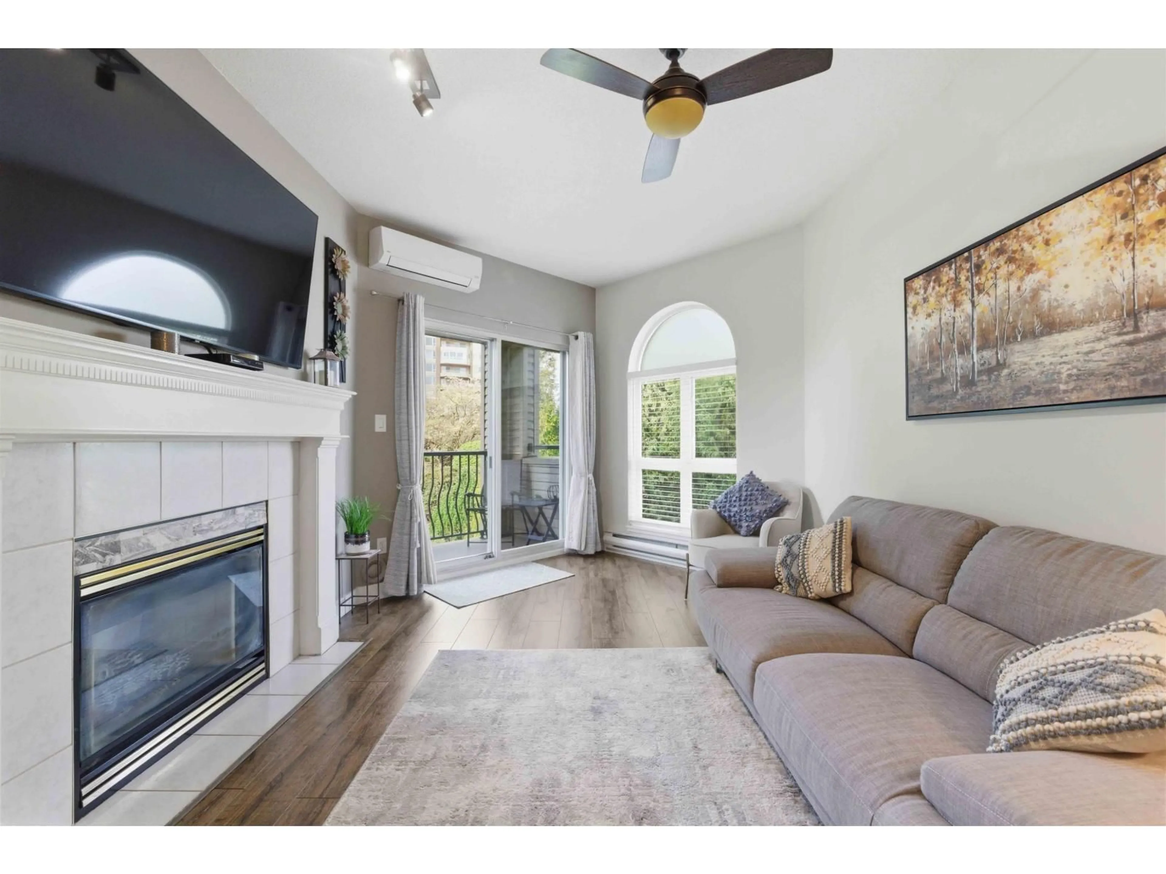 Living room with furniture, unknown for 415 - 3172 GLADWIN ROAD, Abbotsford British Columbia V2T5T3