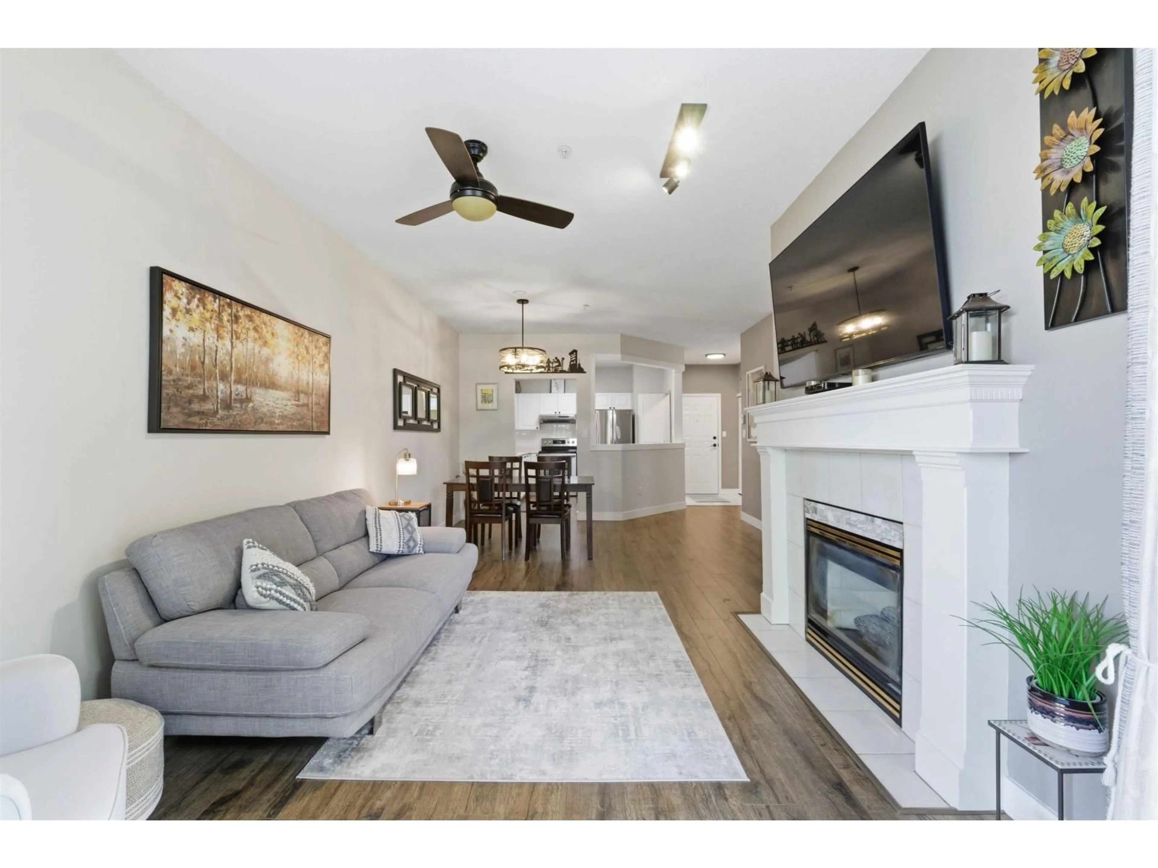 Living room with furniture, wood/laminate floor for 415 - 3172 GLADWIN ROAD, Abbotsford British Columbia V2T5T3