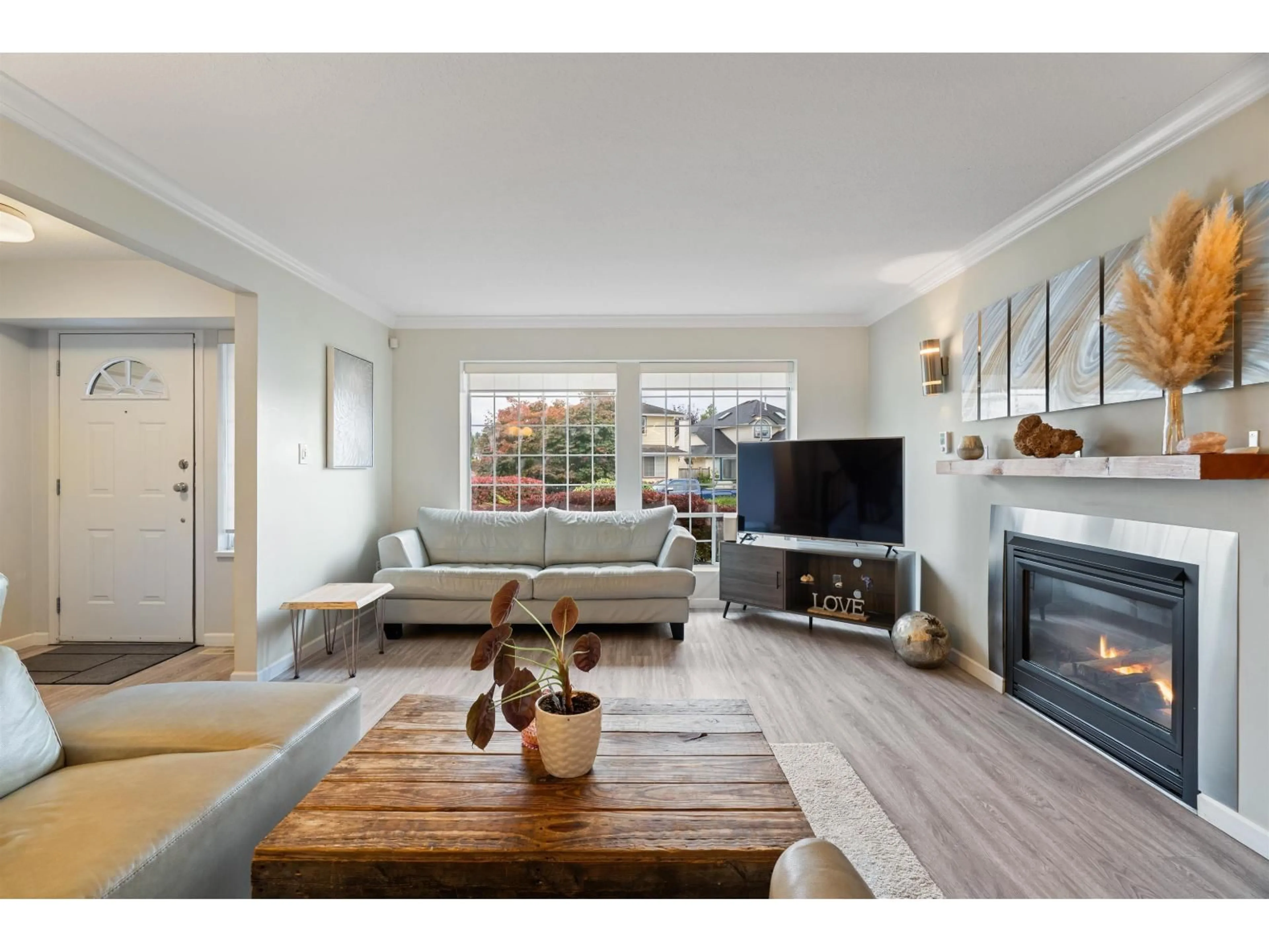 Living room with furniture, wood/laminate floor for 32345 CLINTON AVENUE, Abbotsford British Columbia V2T5B3