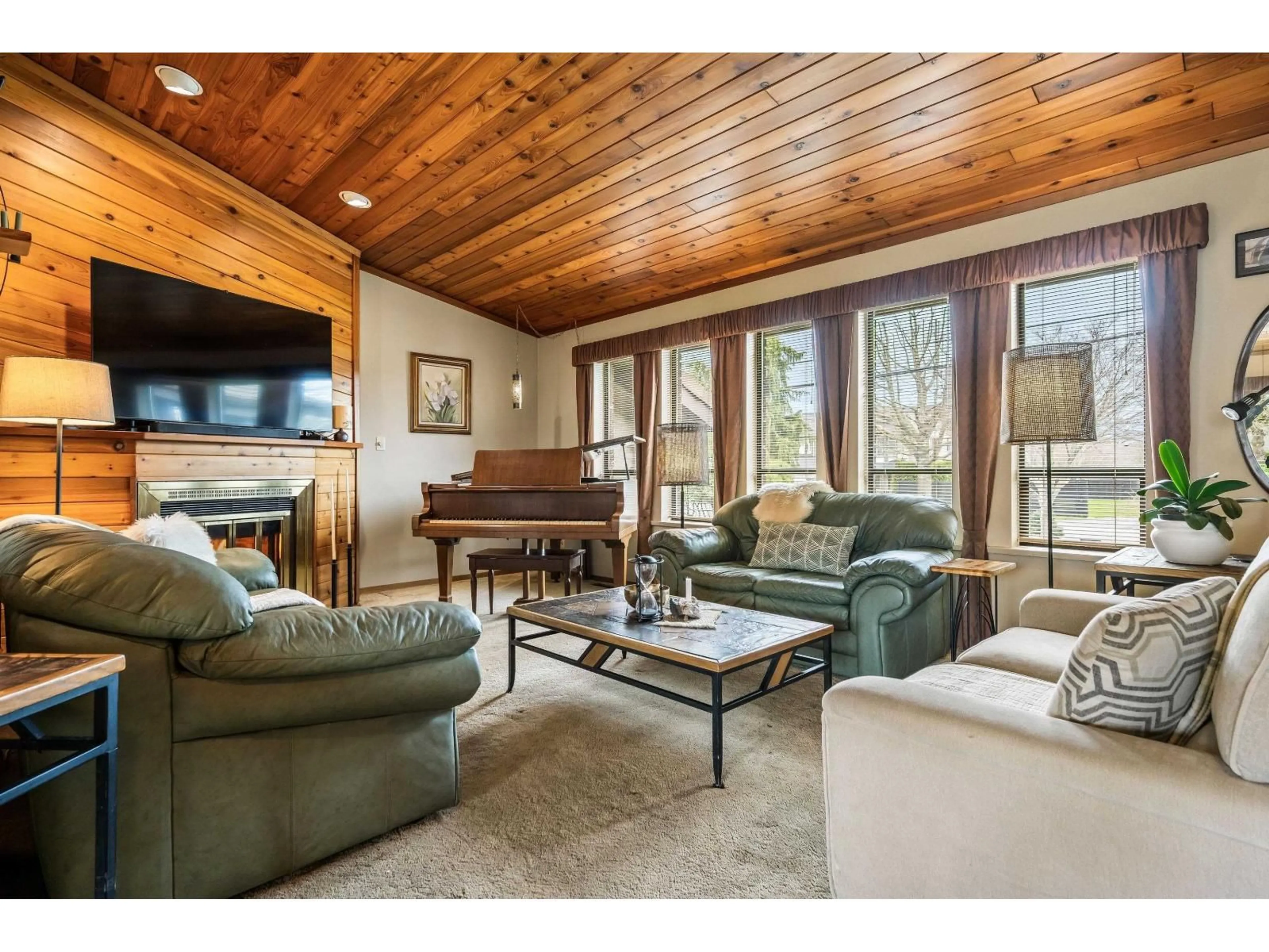 Living room with furniture, wood/laminate floor for 46400 STEVENSON ROAD, Chilliwack British Columbia V2R3S6