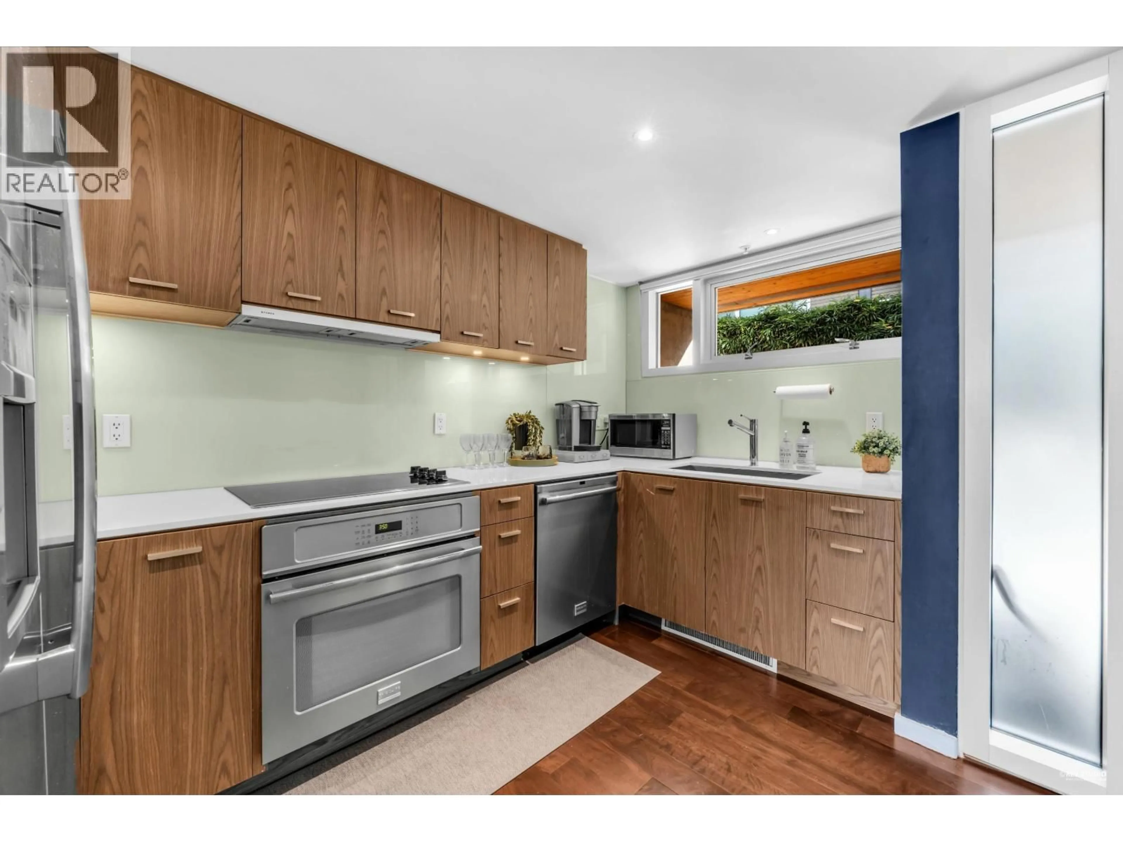 Standard kitchen, wood/laminate floor for 2 - 850 8TH AVENUE, Vancouver British Columbia V5Z1E2