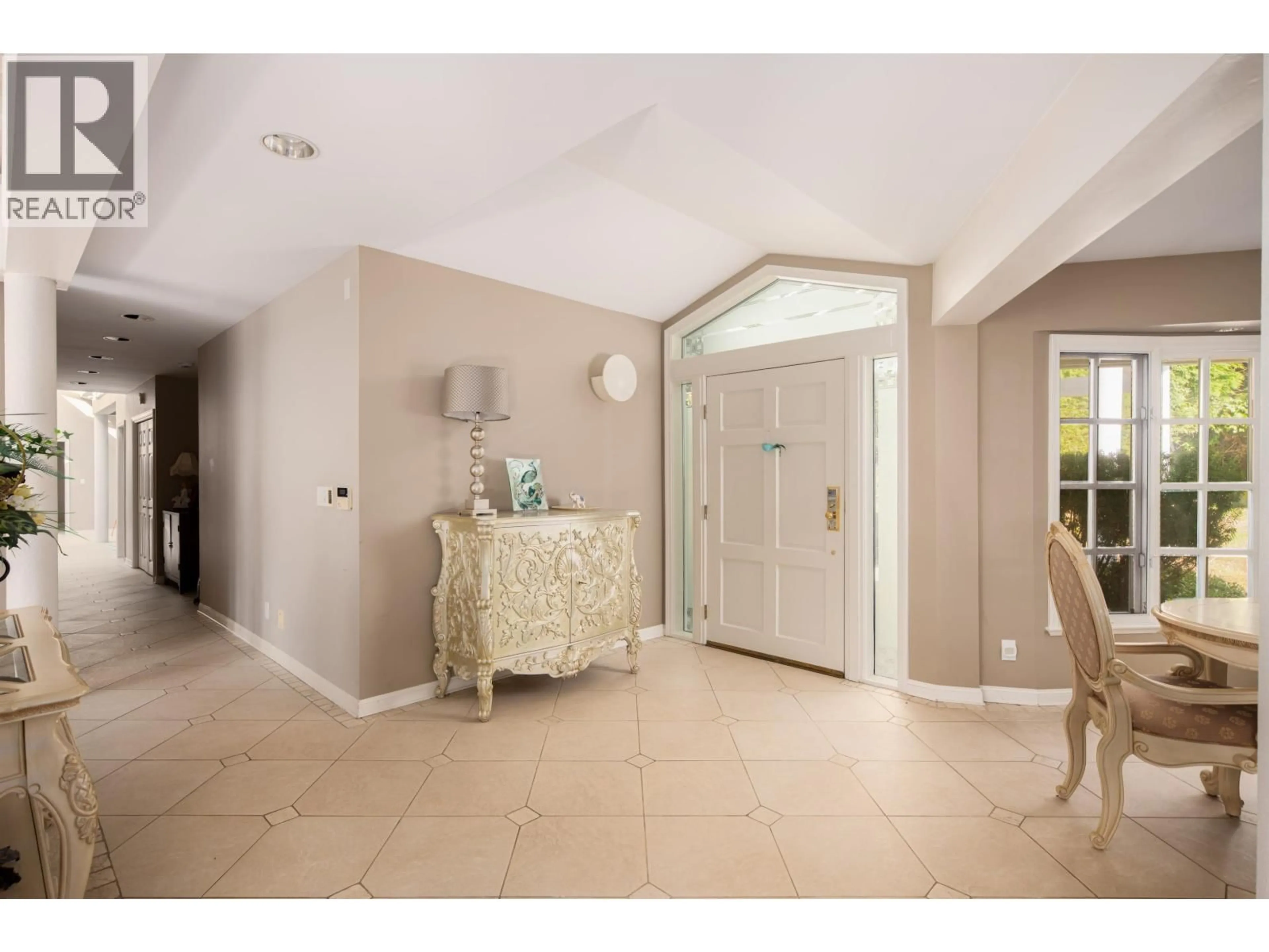 Indoor foyer for 888 PYRFORD ROAD, West Vancouver British Columbia V7S2A1