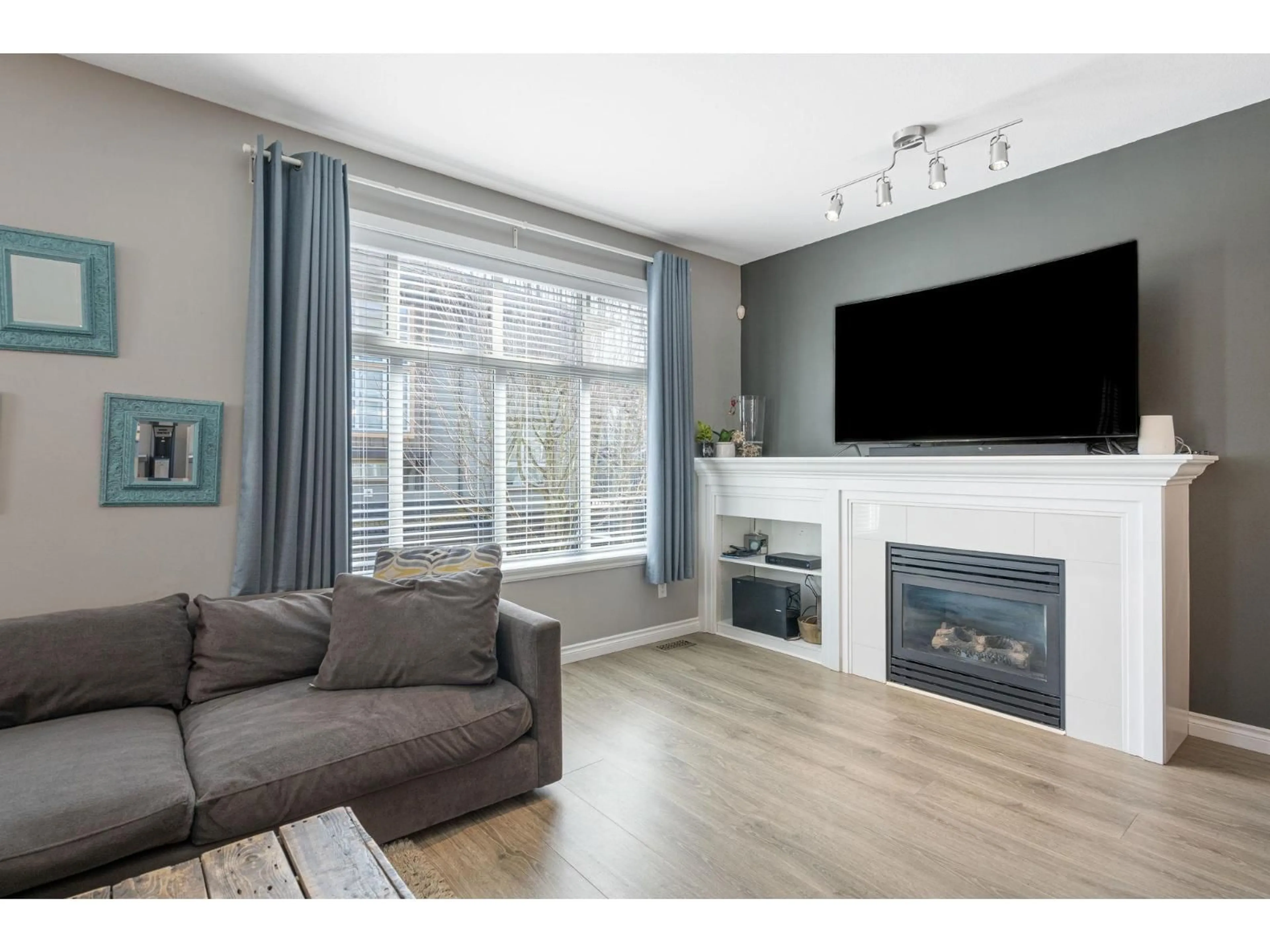 Living room with furniture, wood/laminate floor for 129 - 18777 68A AVENUE, Surrey British Columbia V4N0Z7