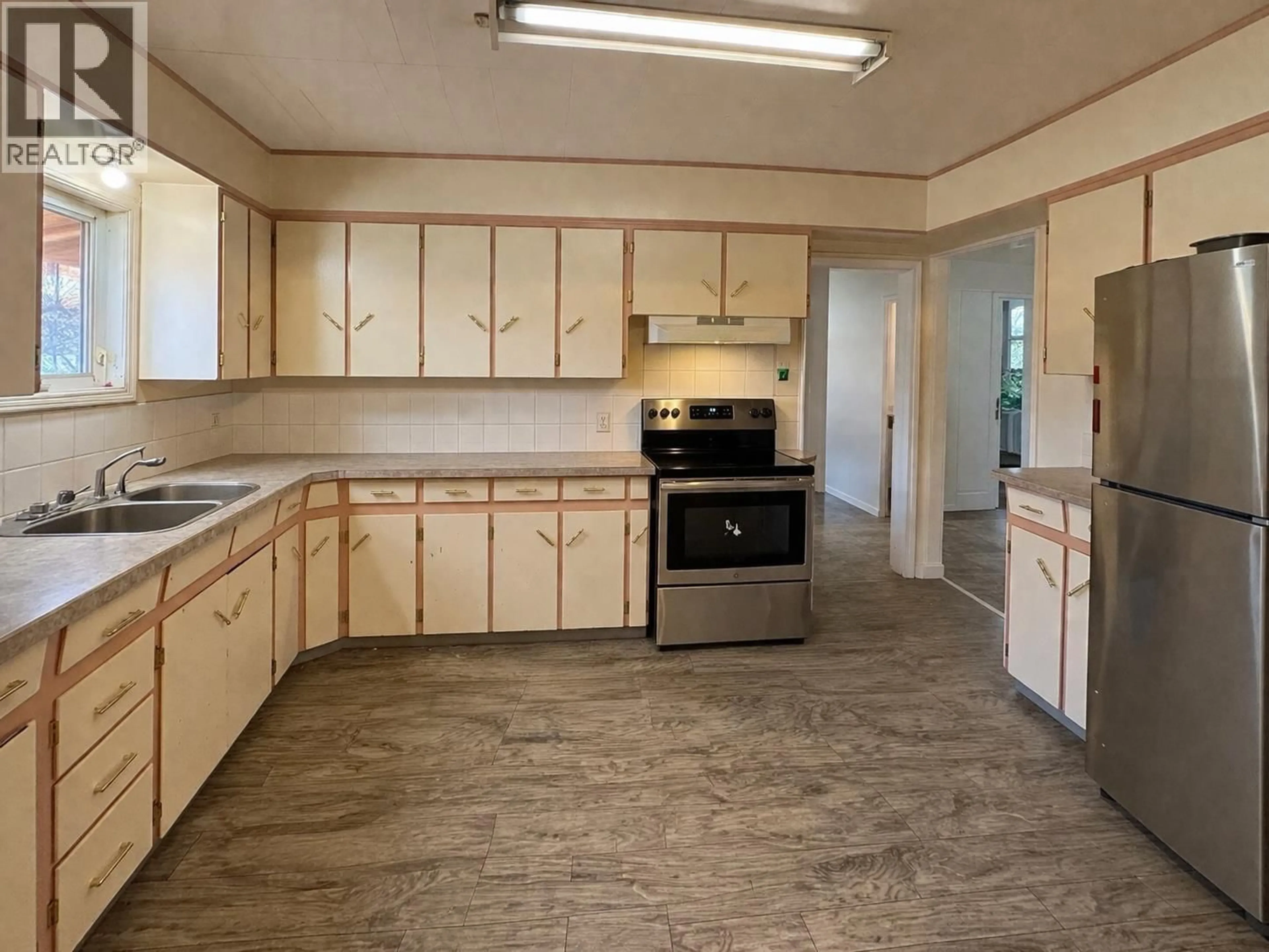 Standard kitchen, unknown for 1175 SECOND AVENUE, Williams Lake British Columbia V2G1X7