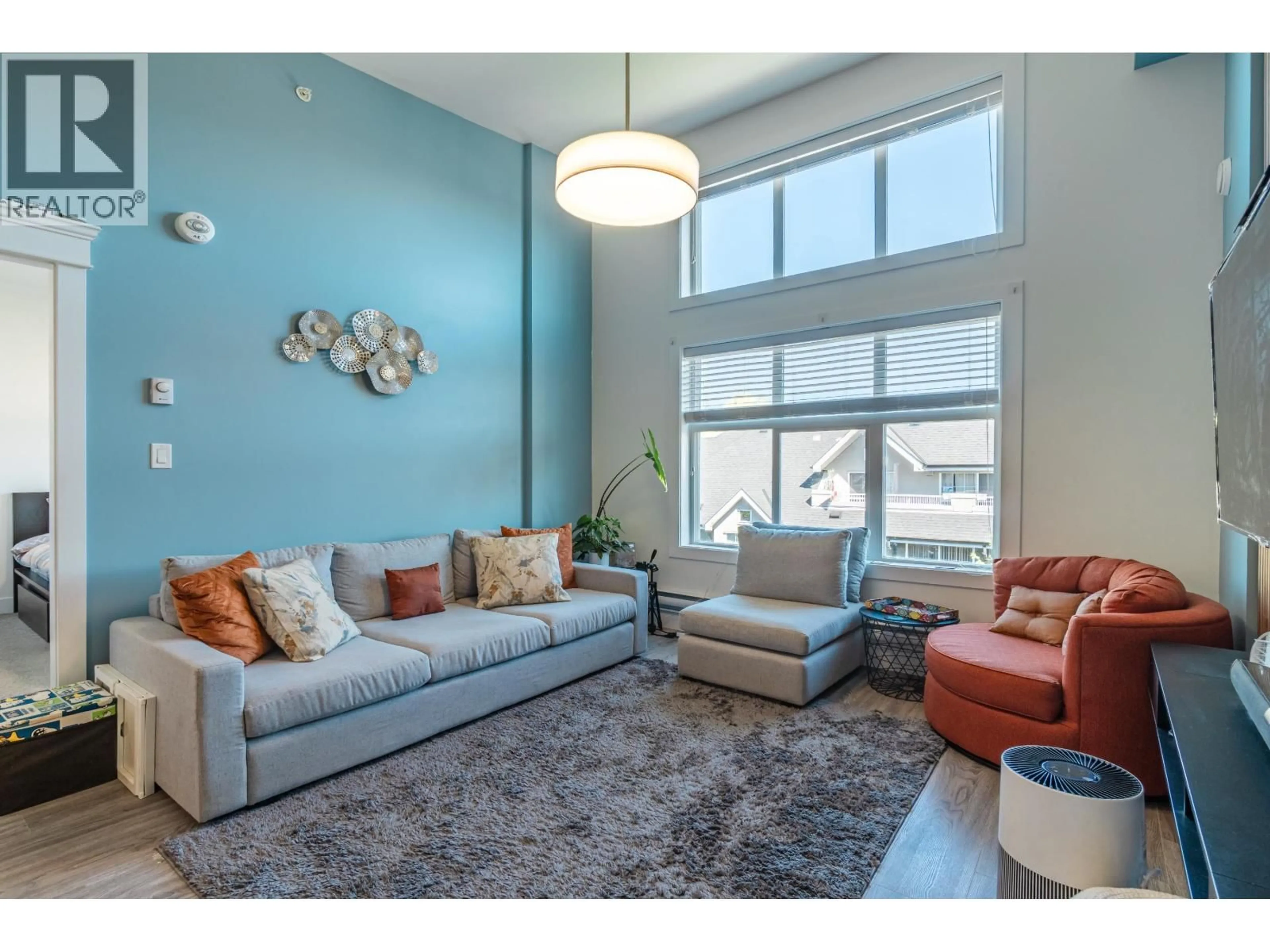 Living room with furniture, unknown for 404 - 2389 HAWTHORNE AVENUE, Port Coquitlam British Columbia V3C0T2