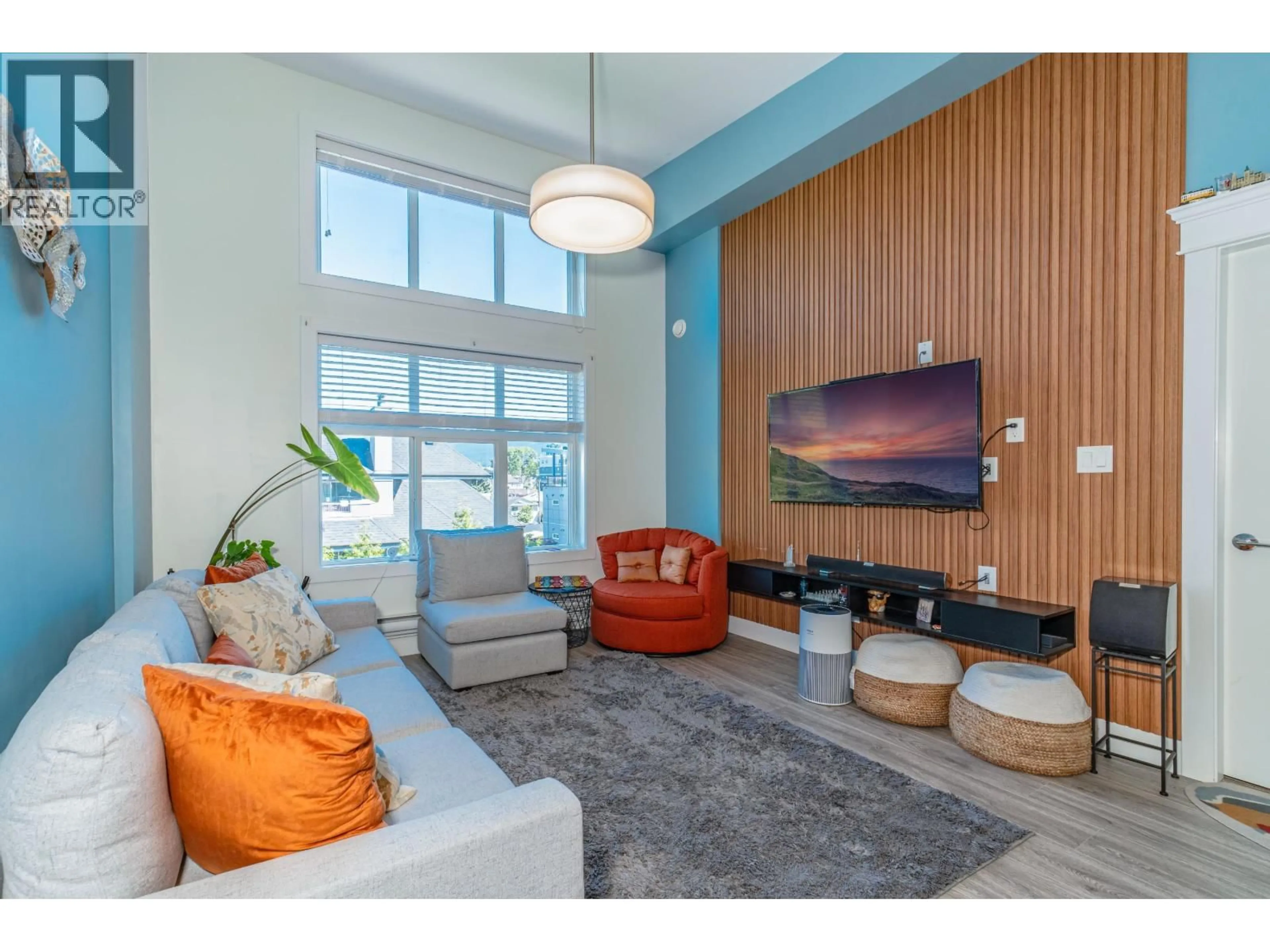 Living room with furniture, unknown for 404 - 2389 HAWTHORNE AVENUE, Port Coquitlam British Columbia V3C0T2