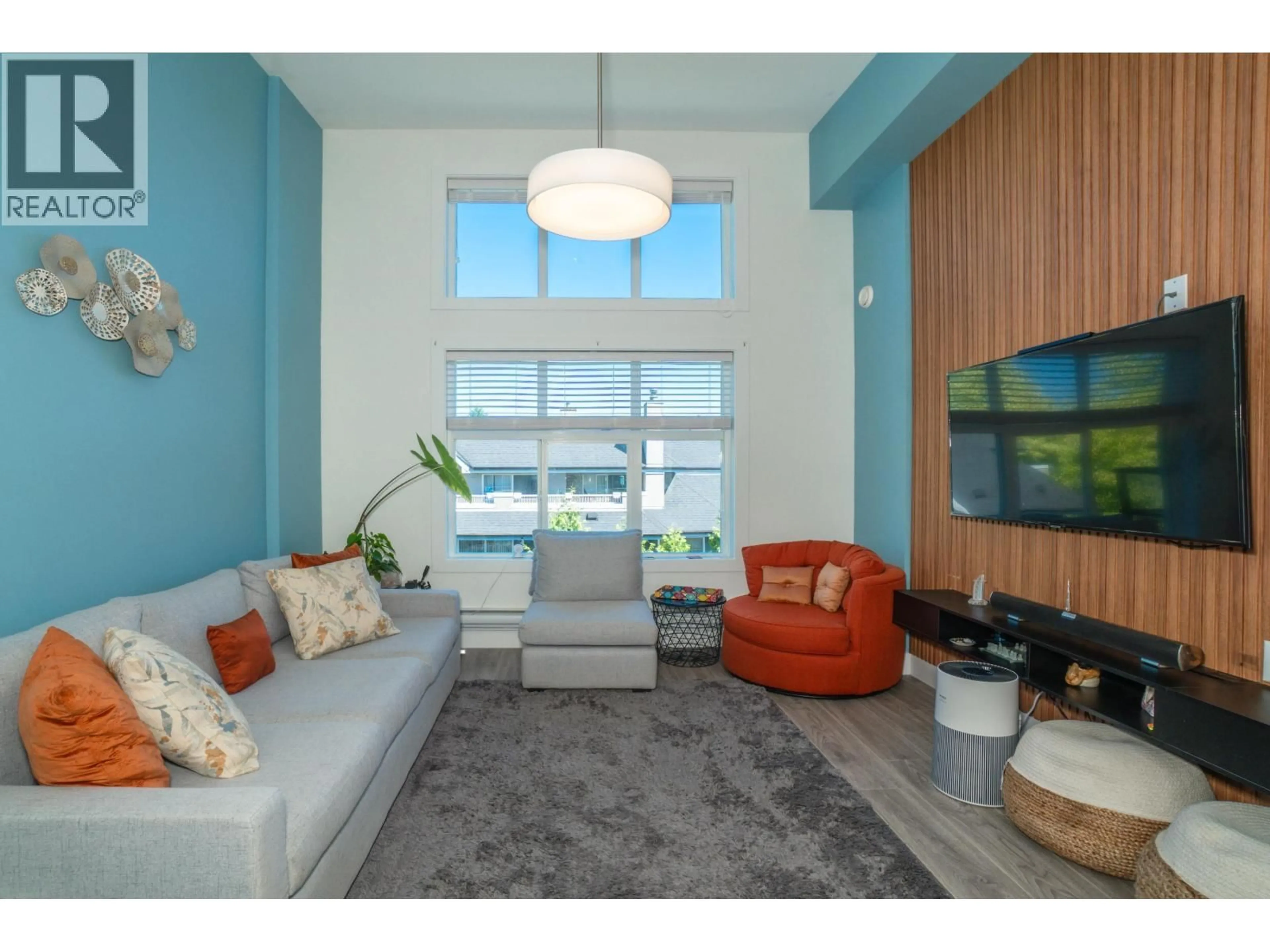 Living room with furniture, unknown for 404 - 2389 HAWTHORNE AVENUE, Port Coquitlam British Columbia V3C0T2