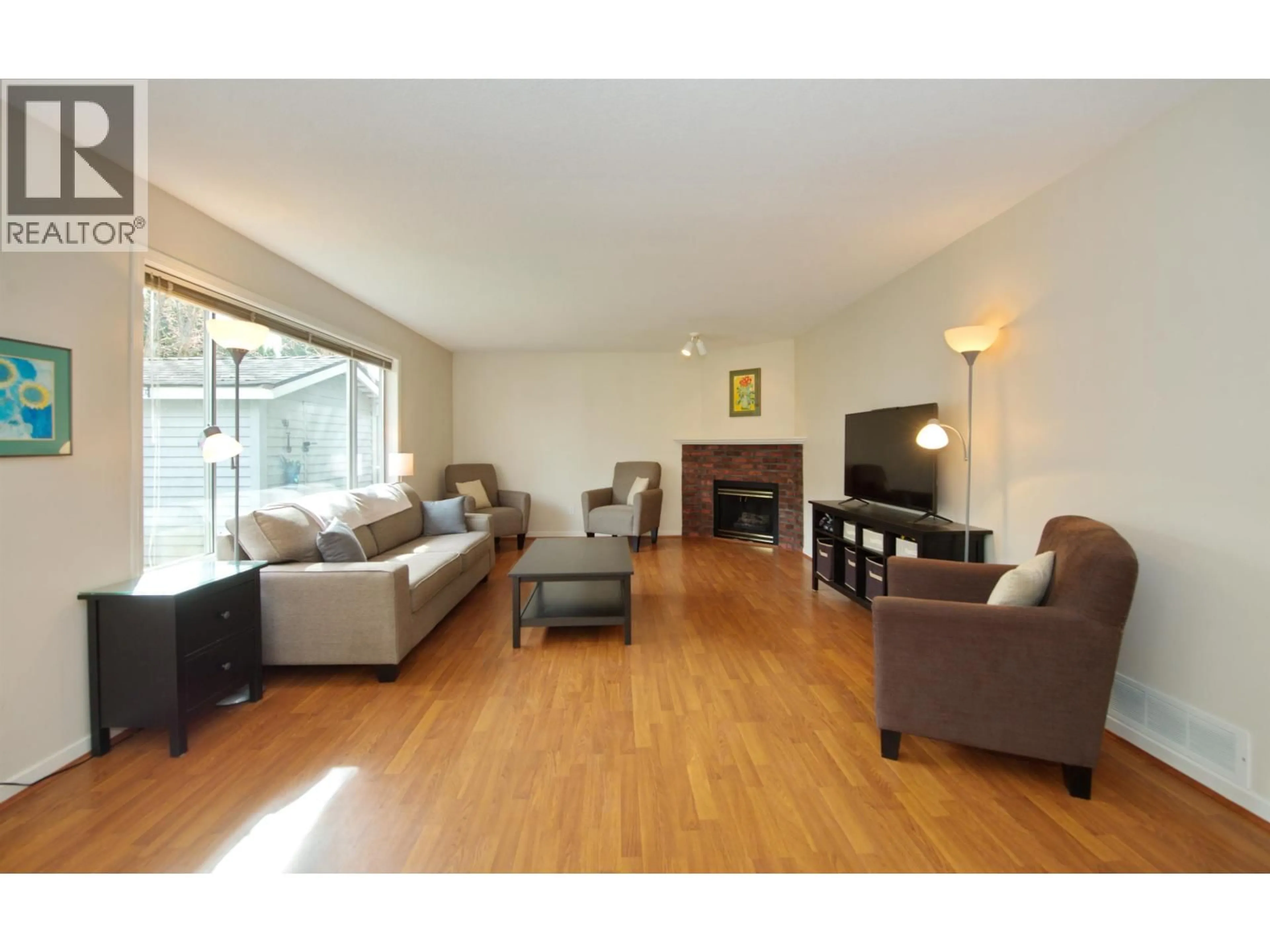 Living room with furniture, wood/laminate floor for 6343 CRESCENT PLACE, Delta British Columbia V4K4V2