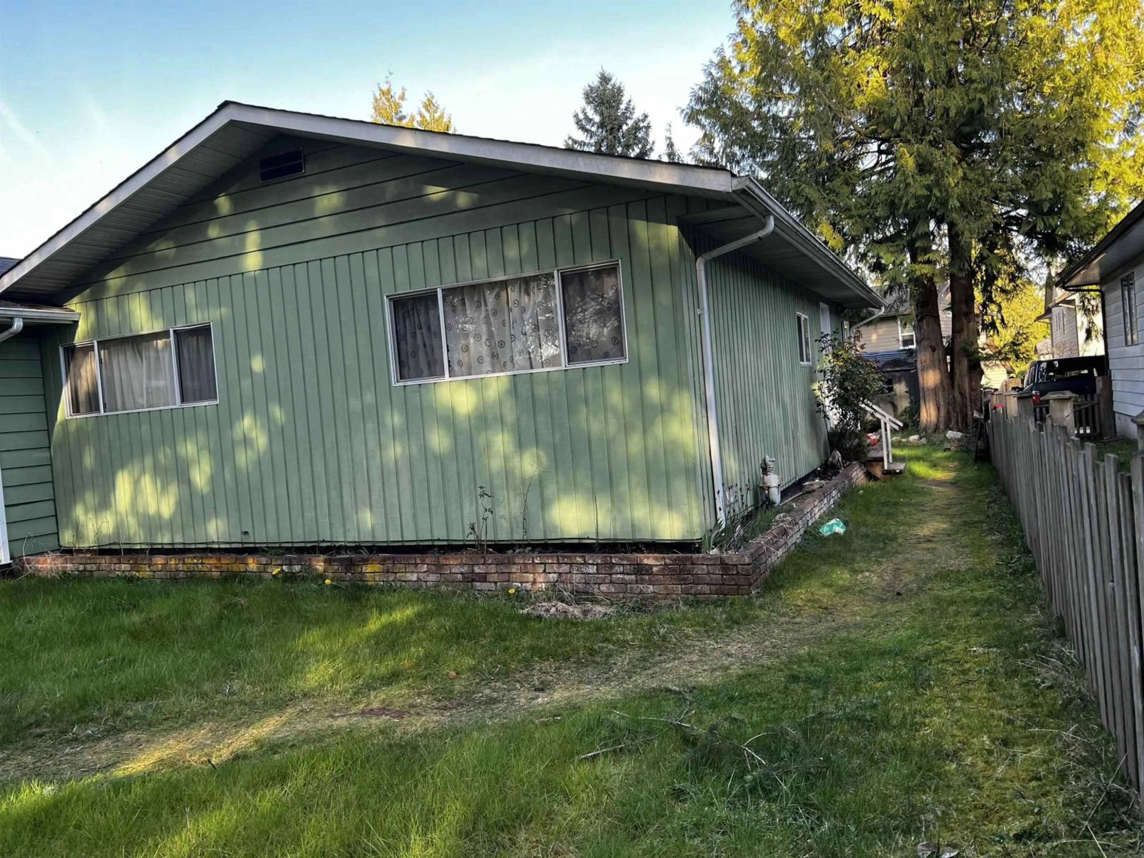 Shed for 9894 156 STREET, Surrey British Columbia V3R4L3