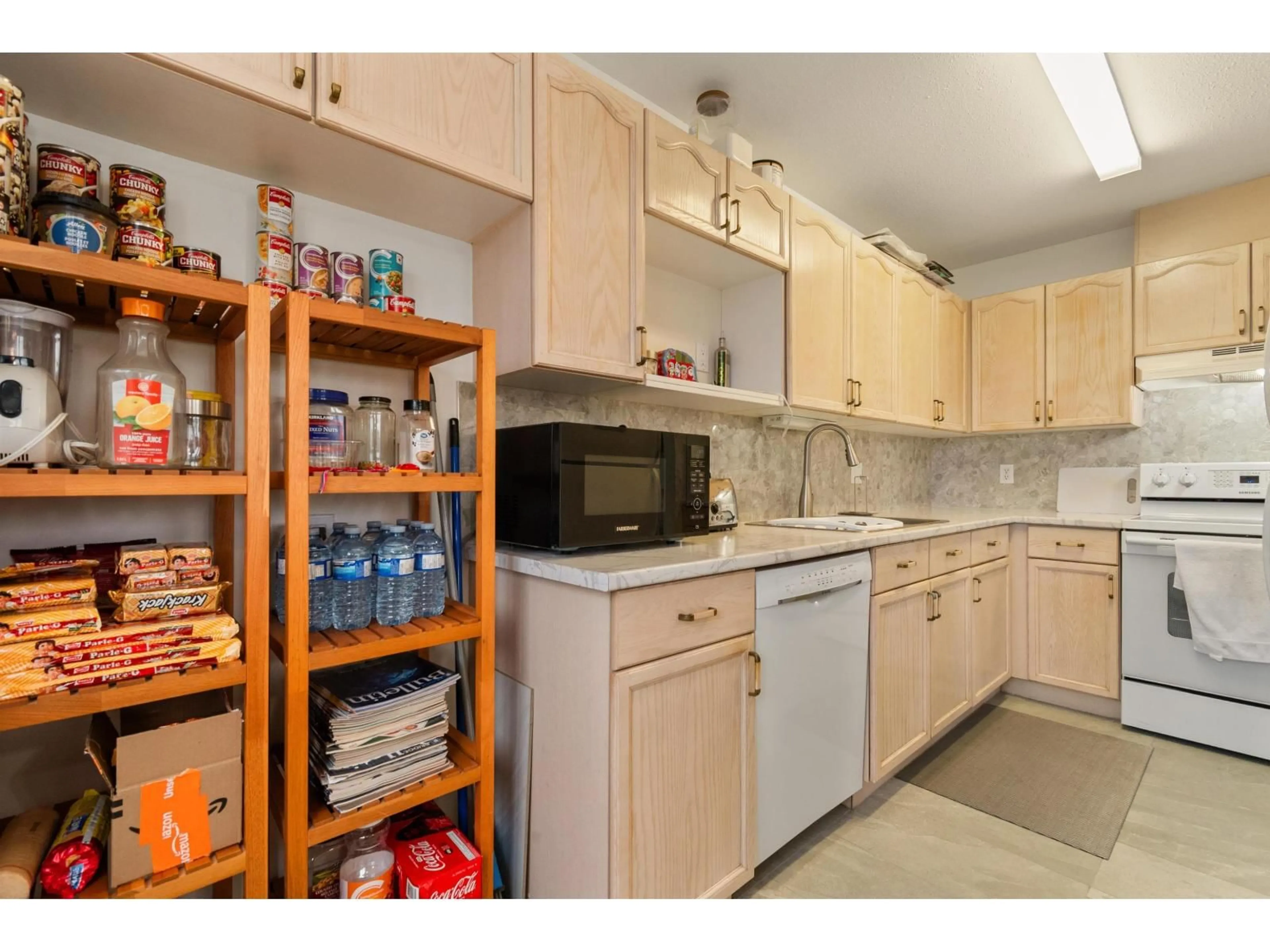 Standard kitchen, ceramic/tile floor for 204 - 46000 FIRST AVENUE, Chilliwack British Columbia V2P1W1