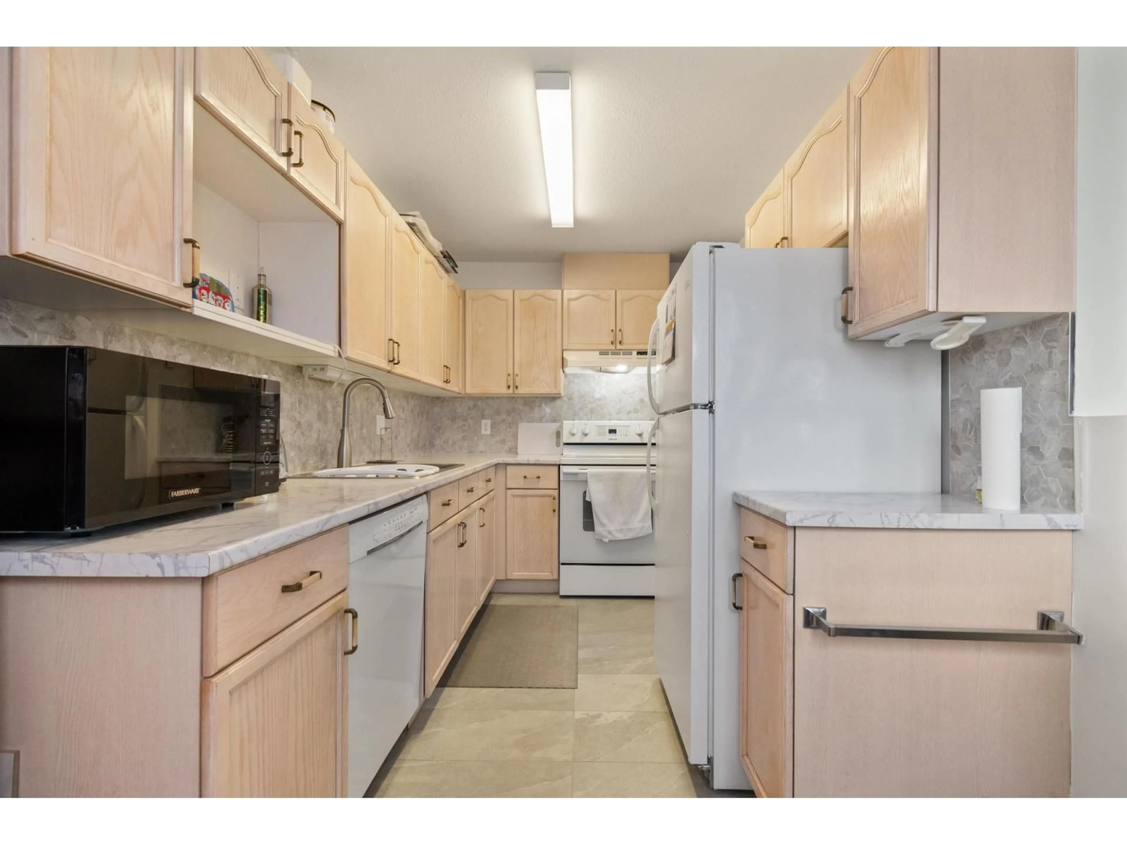Standard kitchen, unknown for 204 - 46000 FIRST AVENUE, Chilliwack British Columbia V2P1W1