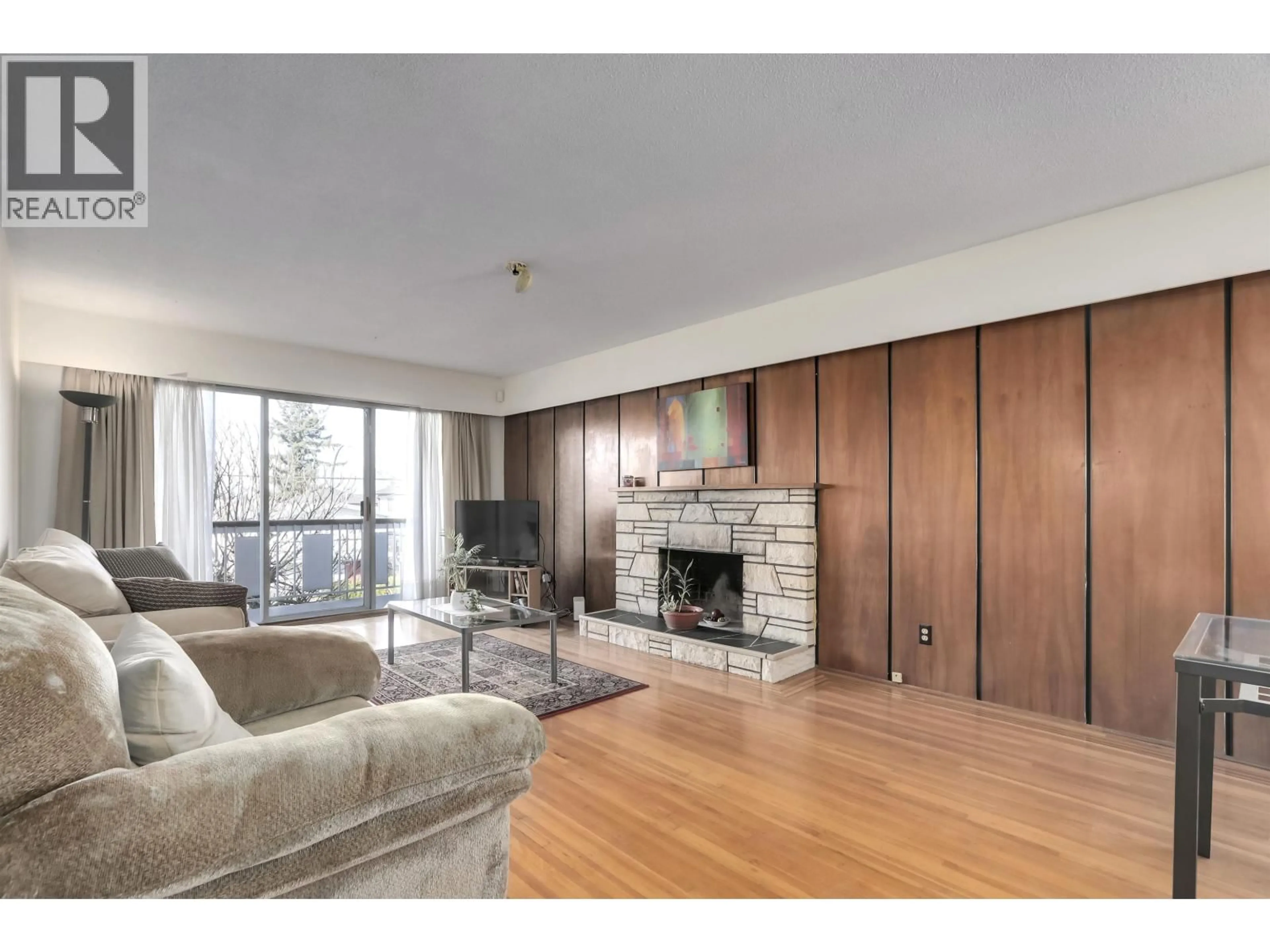 Living room with furniture, wood/laminate floor for 4676 REID STREET, Vancouver British Columbia V5R3Y6