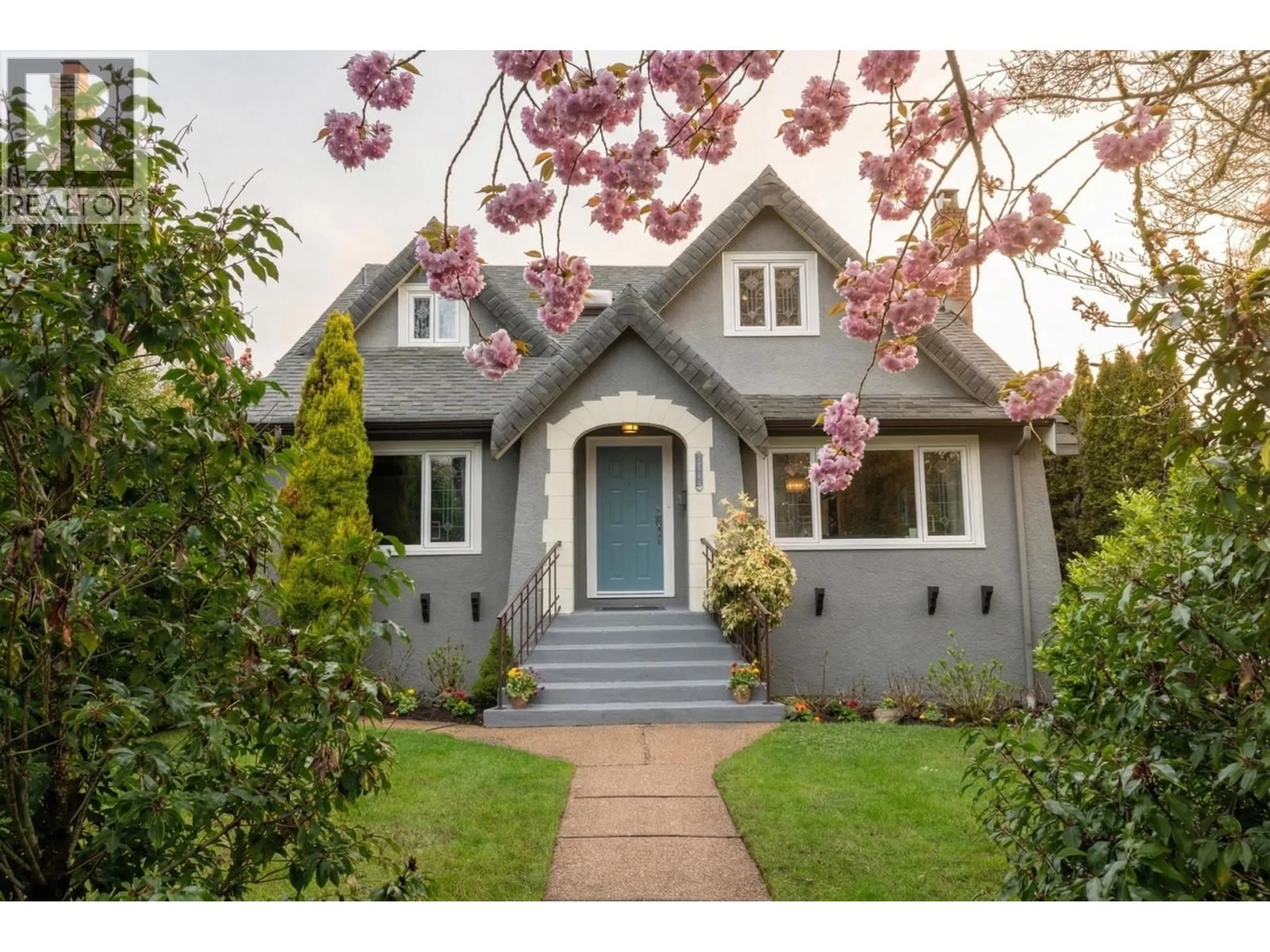 Home with vinyl exterior material, street for 2907 30TH AVENUE, Vancouver British Columbia V6L1Z3