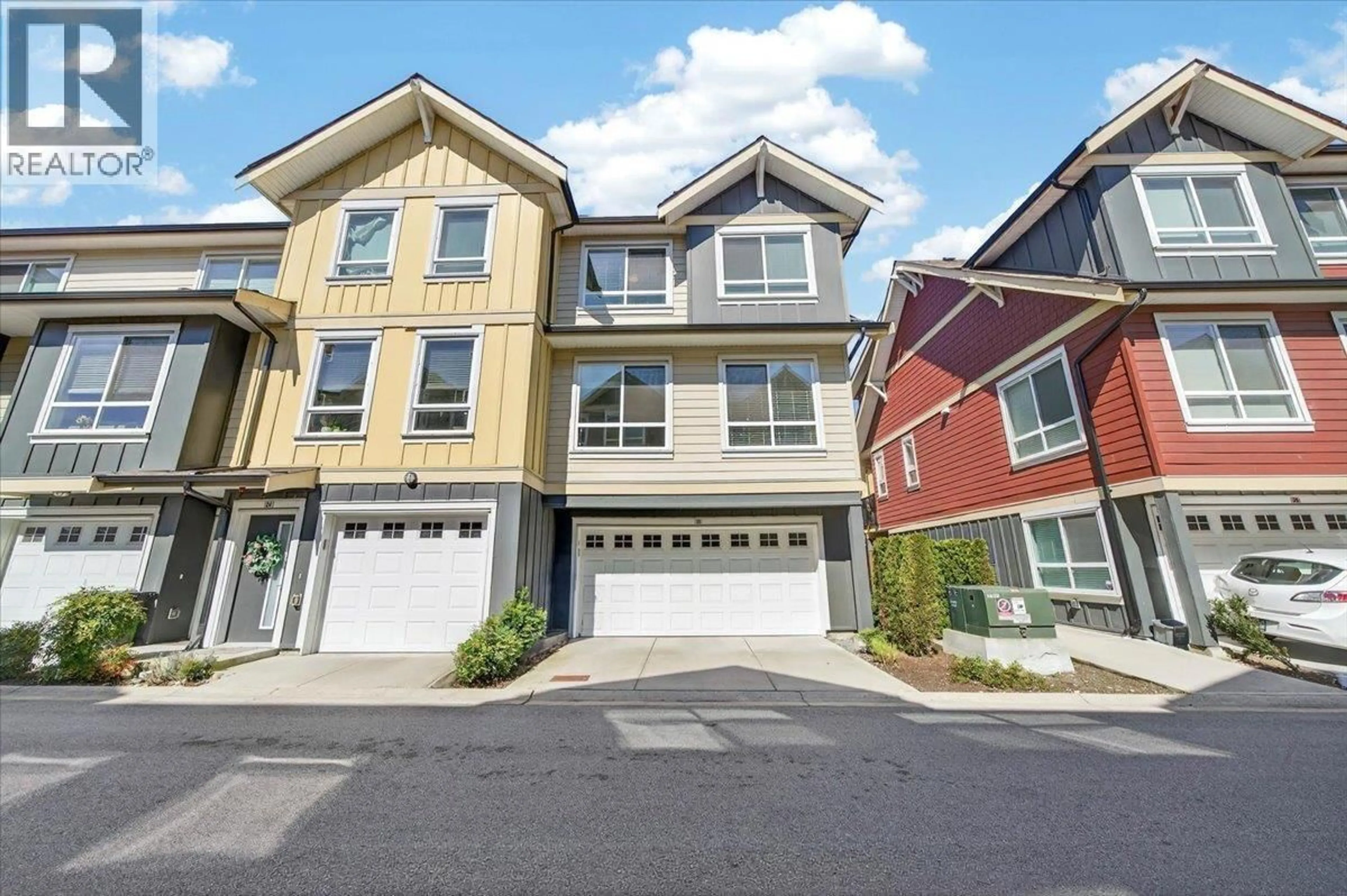 Home with vinyl exterior material, street for 25 - 430 DUNCAN STREET, New Westminster British Columbia V3M0M2