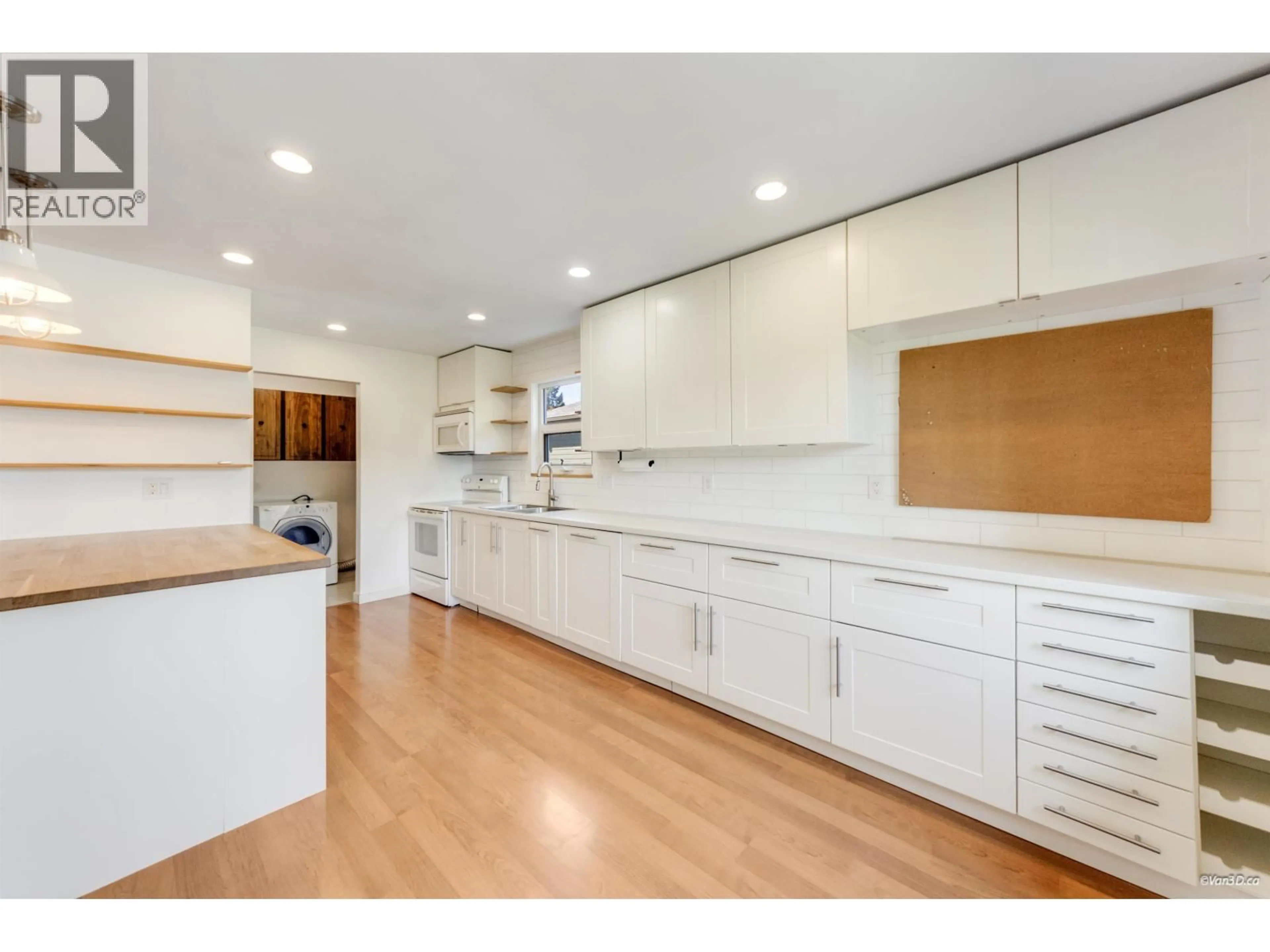 Open concept kitchen, unknown for 2974 FLEMING AVENUE, Coquitlam British Columbia V3C4S3