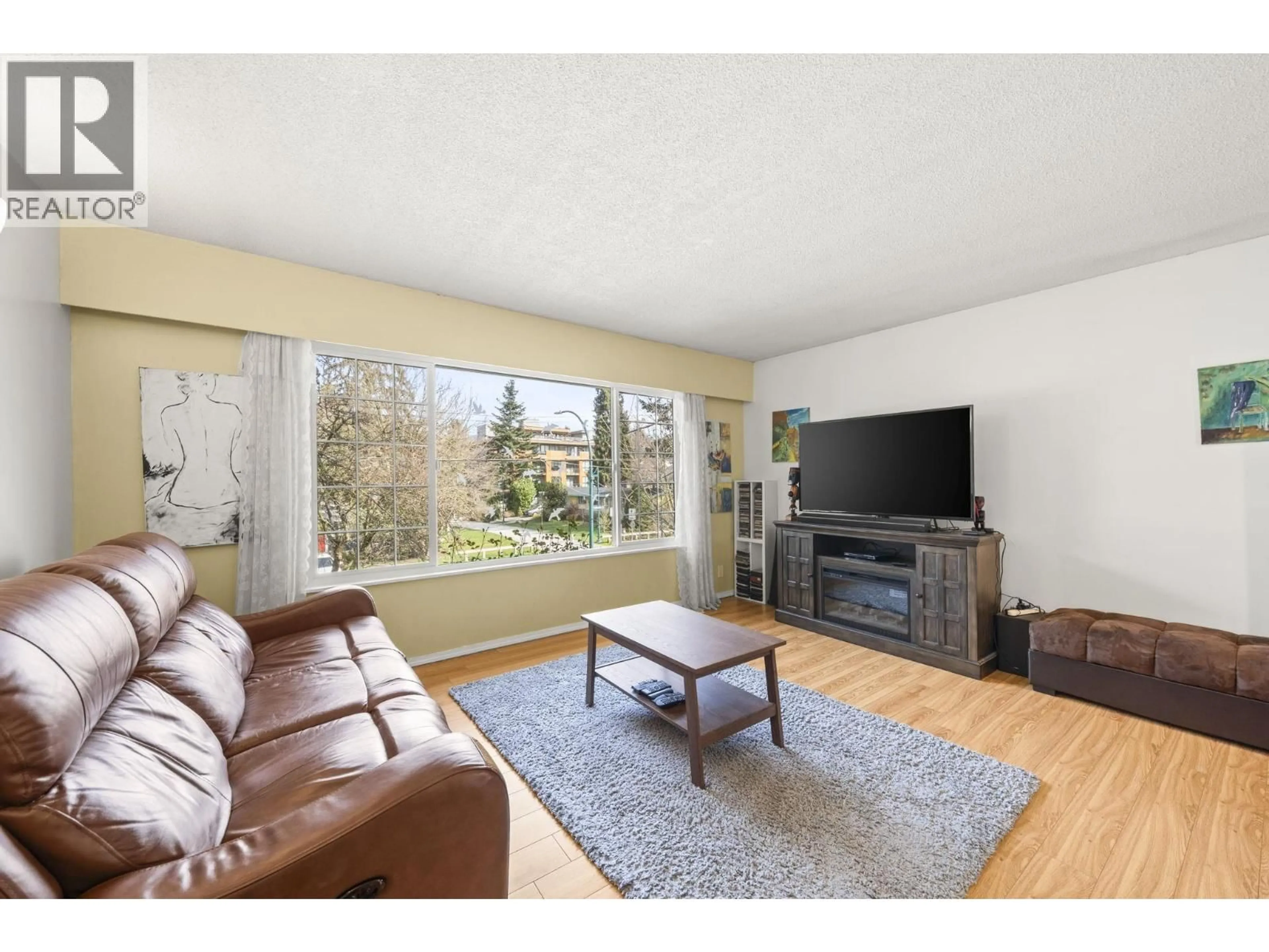 Living room with furniture, wood/laminate floor for 2250 HAWTHORNE AVENUE, Port Coquitlam British Columbia V3C1W8