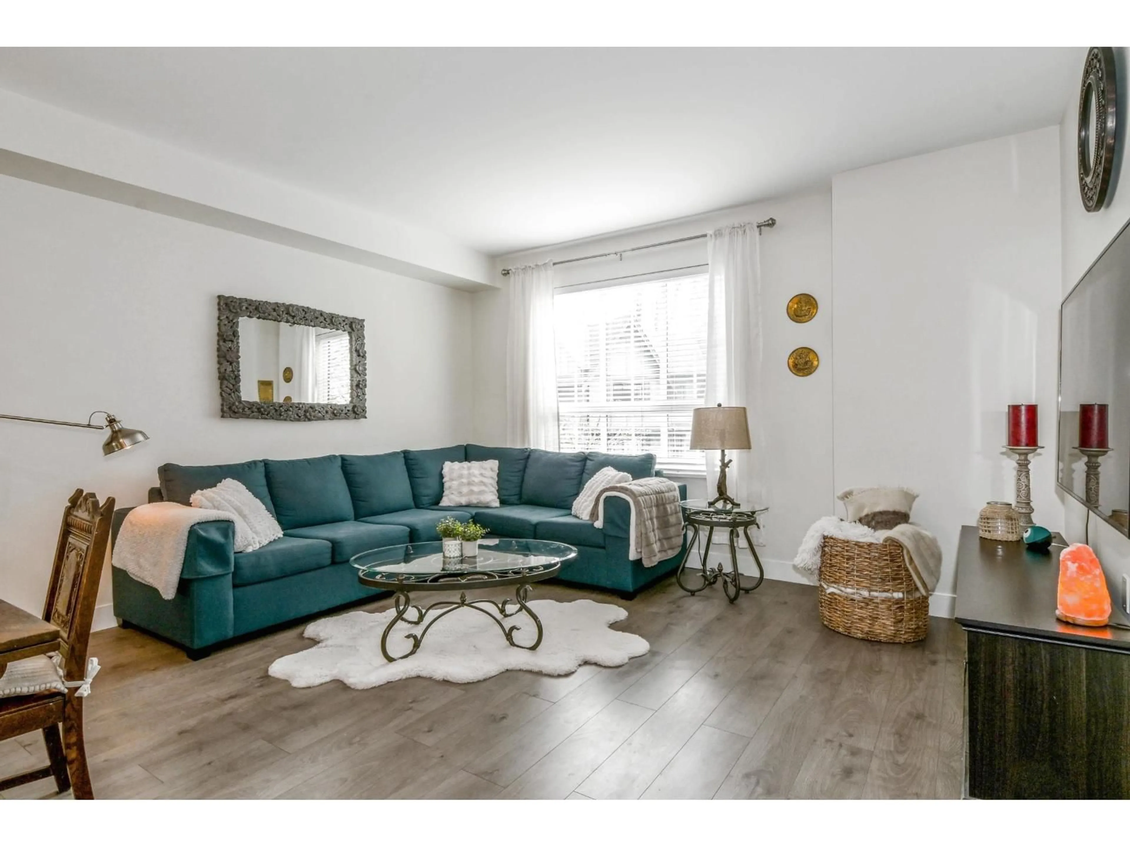 Living room with furniture, wood/laminate floor for 46 - 7979 152 STREET, Surrey British Columbia V3S7S7