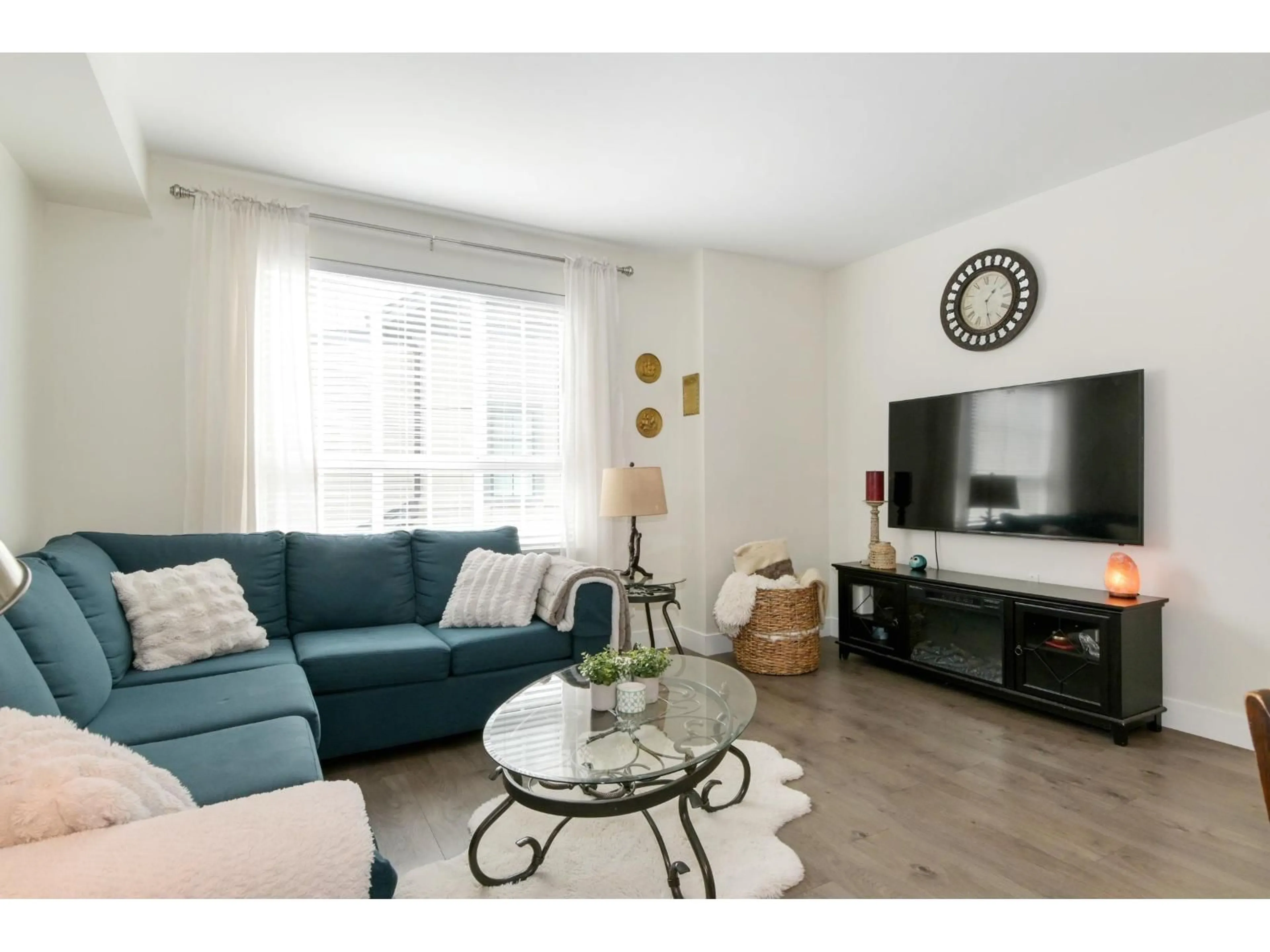 Living room with furniture, wood/laminate floor for 46 - 7979 152 STREET, Surrey British Columbia V3S7S7