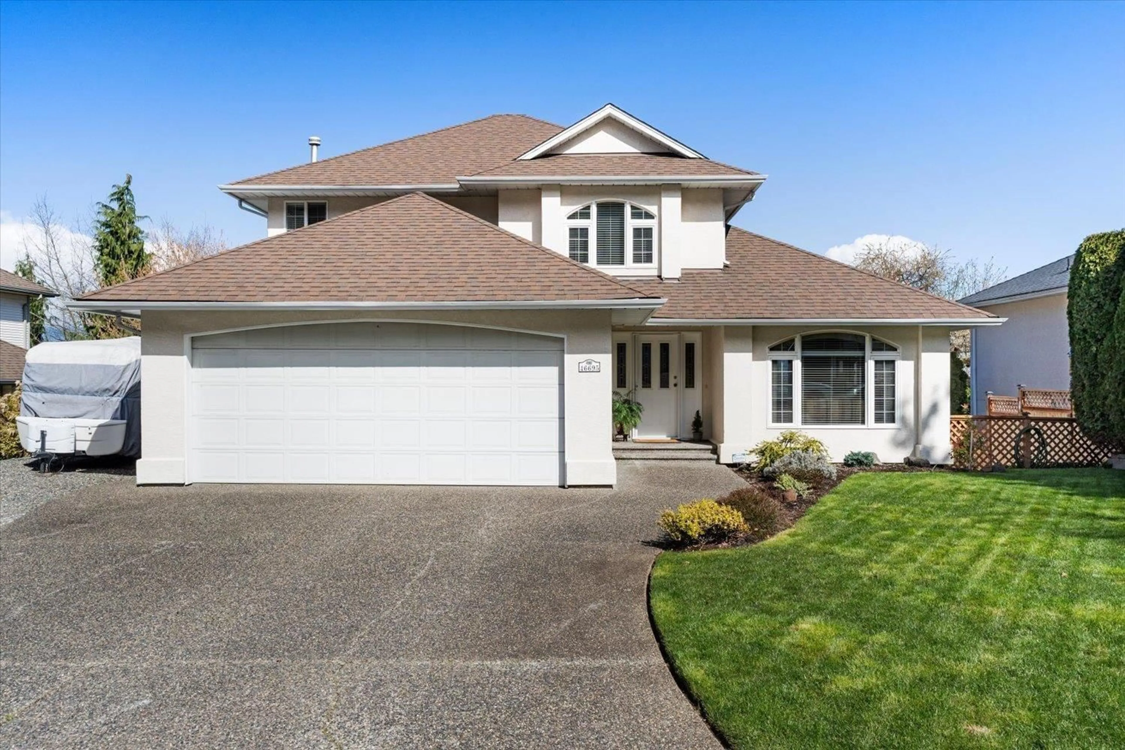 Home with vinyl exterior material, street for 46695 WOODSPRING PLACE, Chilliwack British Columbia V2R3W6