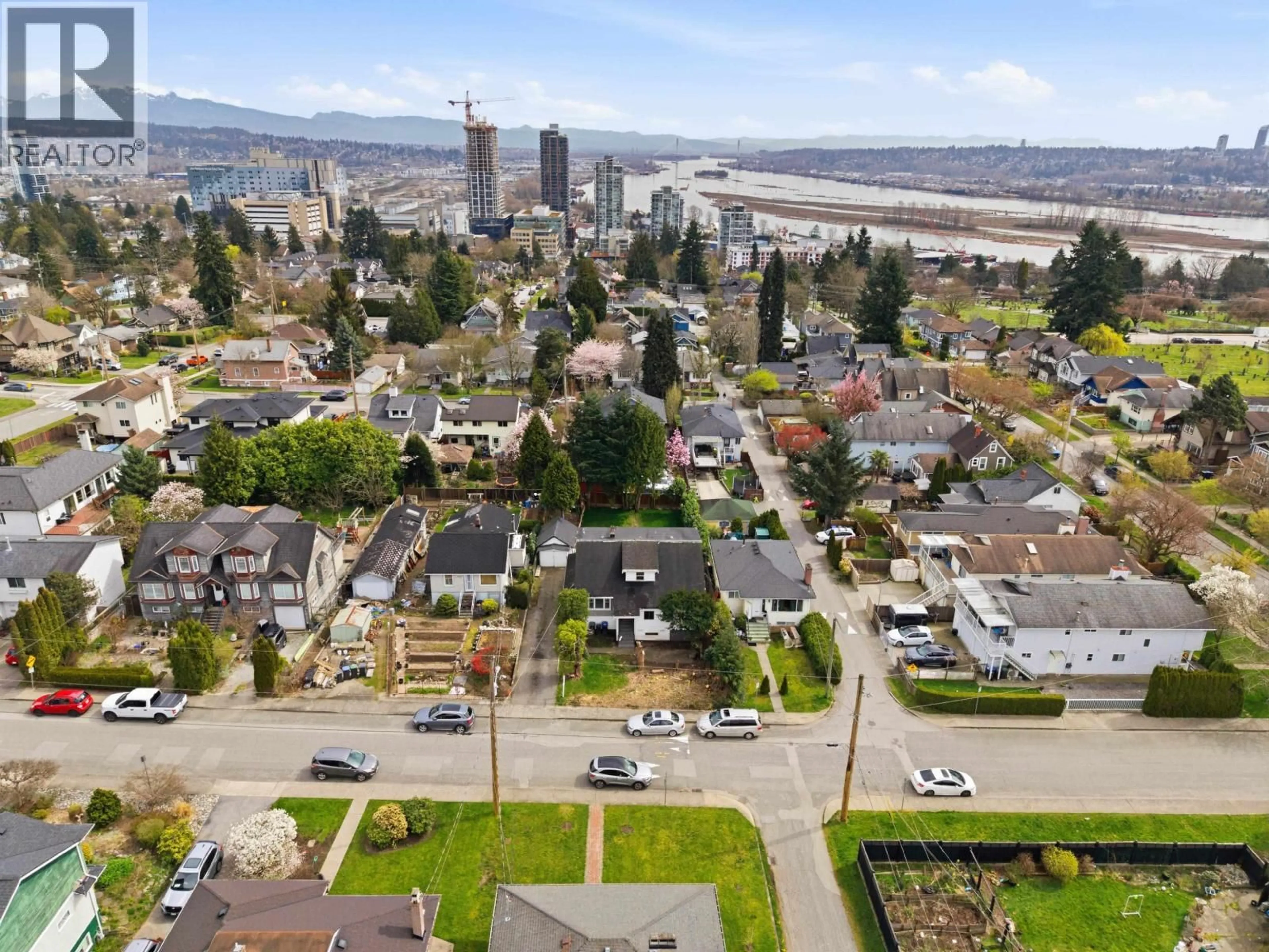 A pic from outside/outdoor area/front of a property/back of a property/a pic from drone, mountain view for 220 DEVOY STREET, New Westminster British Columbia V3L4E7