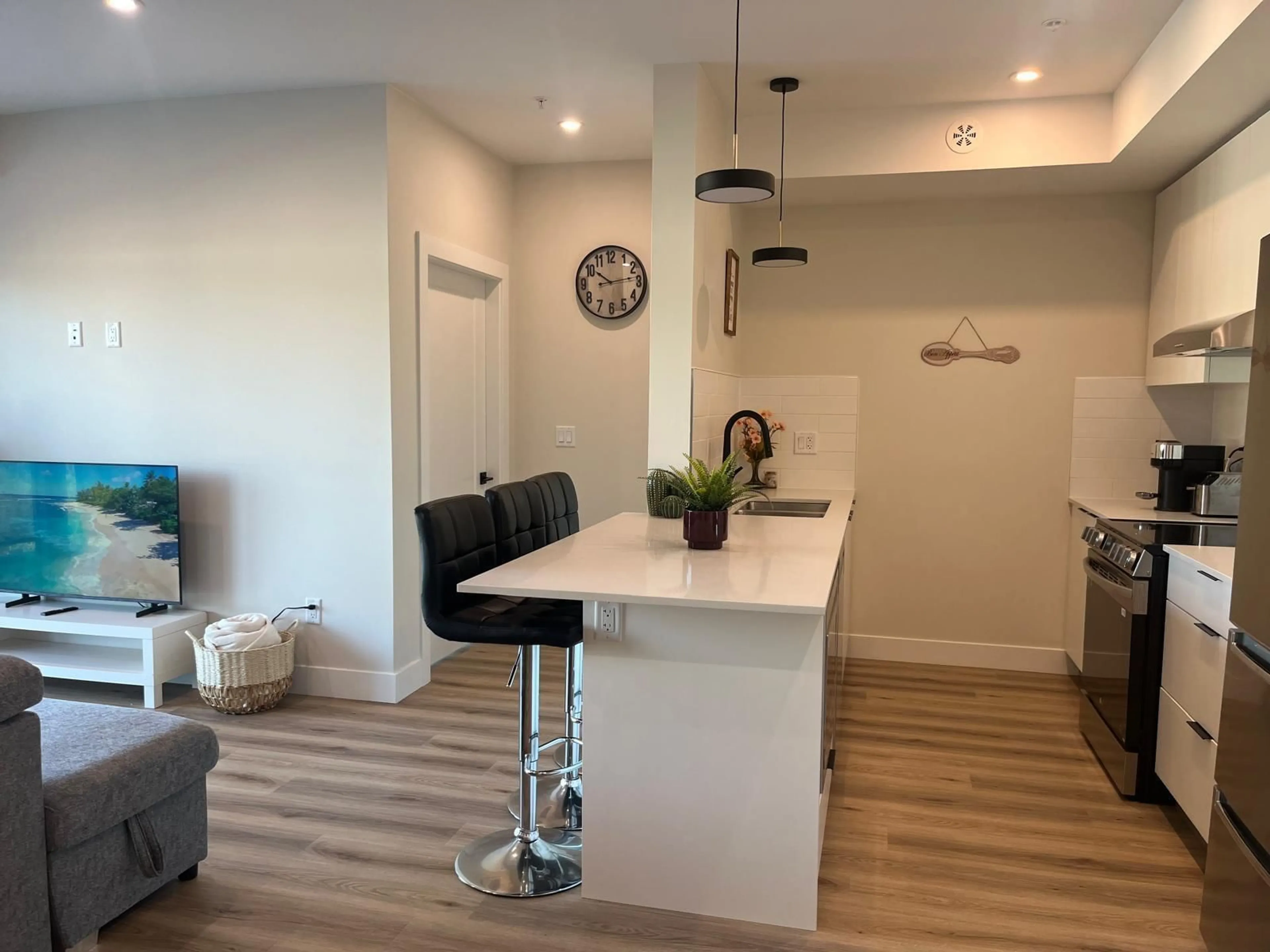 Open concept kitchen, wood/laminate floor for 405 - 6285 KING GEORGE BOULEVARD, Surrey British Columbia V3X0L3