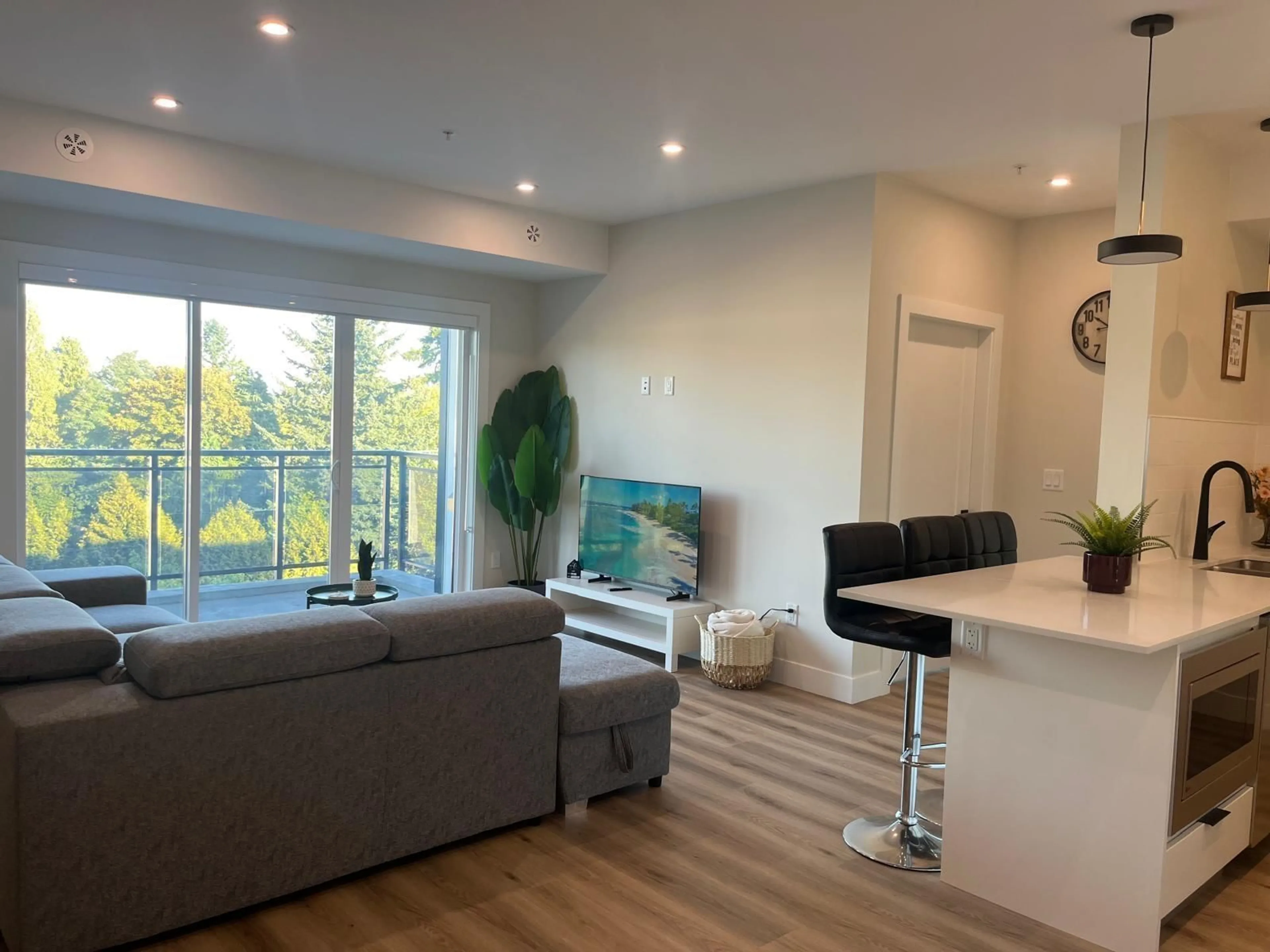 Living room with furniture, unknown for 405 - 6285 KING GEORGE BOULEVARD, Surrey British Columbia V3X0L3