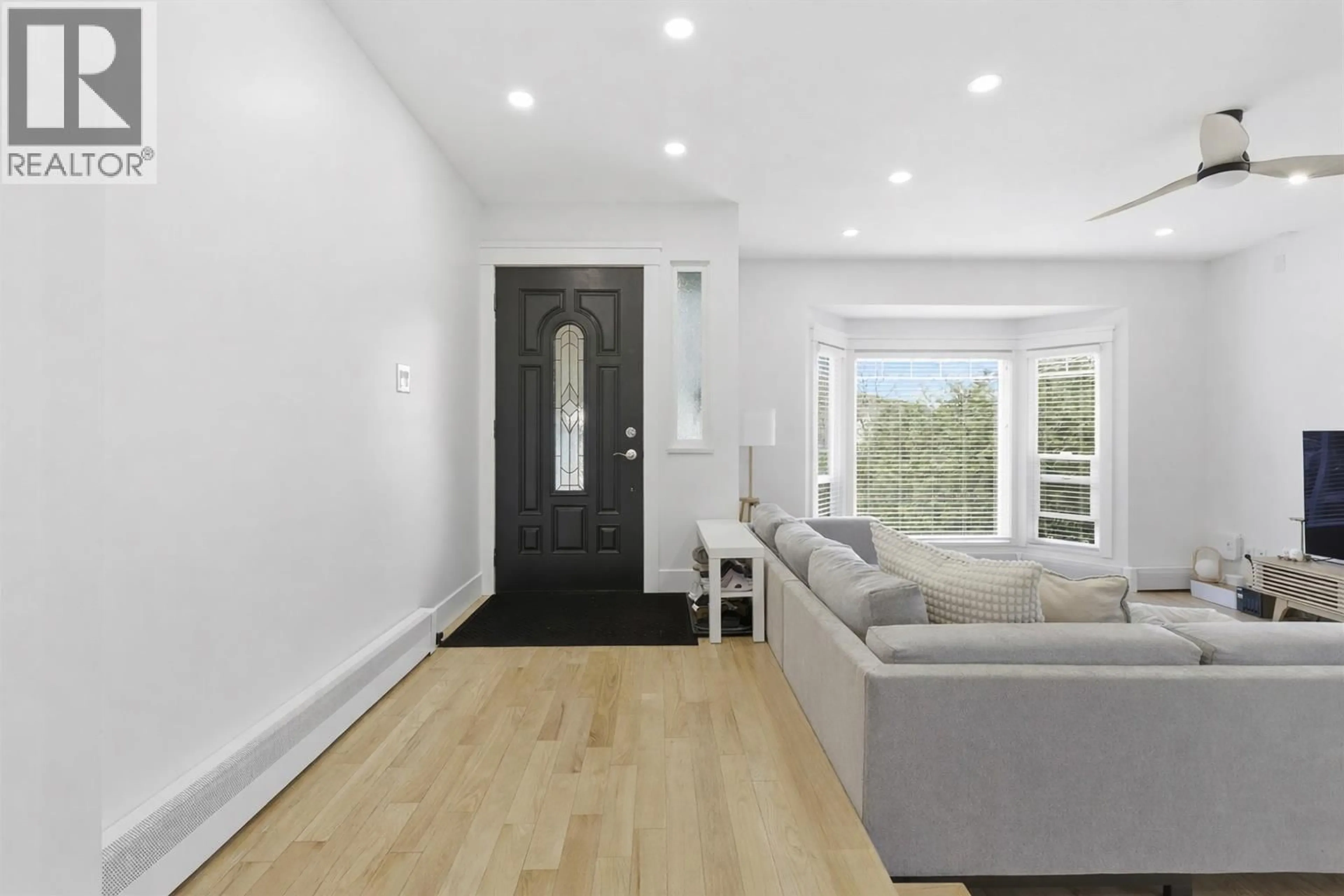 Indoor entryway for 2115 LONDON STREET, New Westminster British Columbia V3M3E8