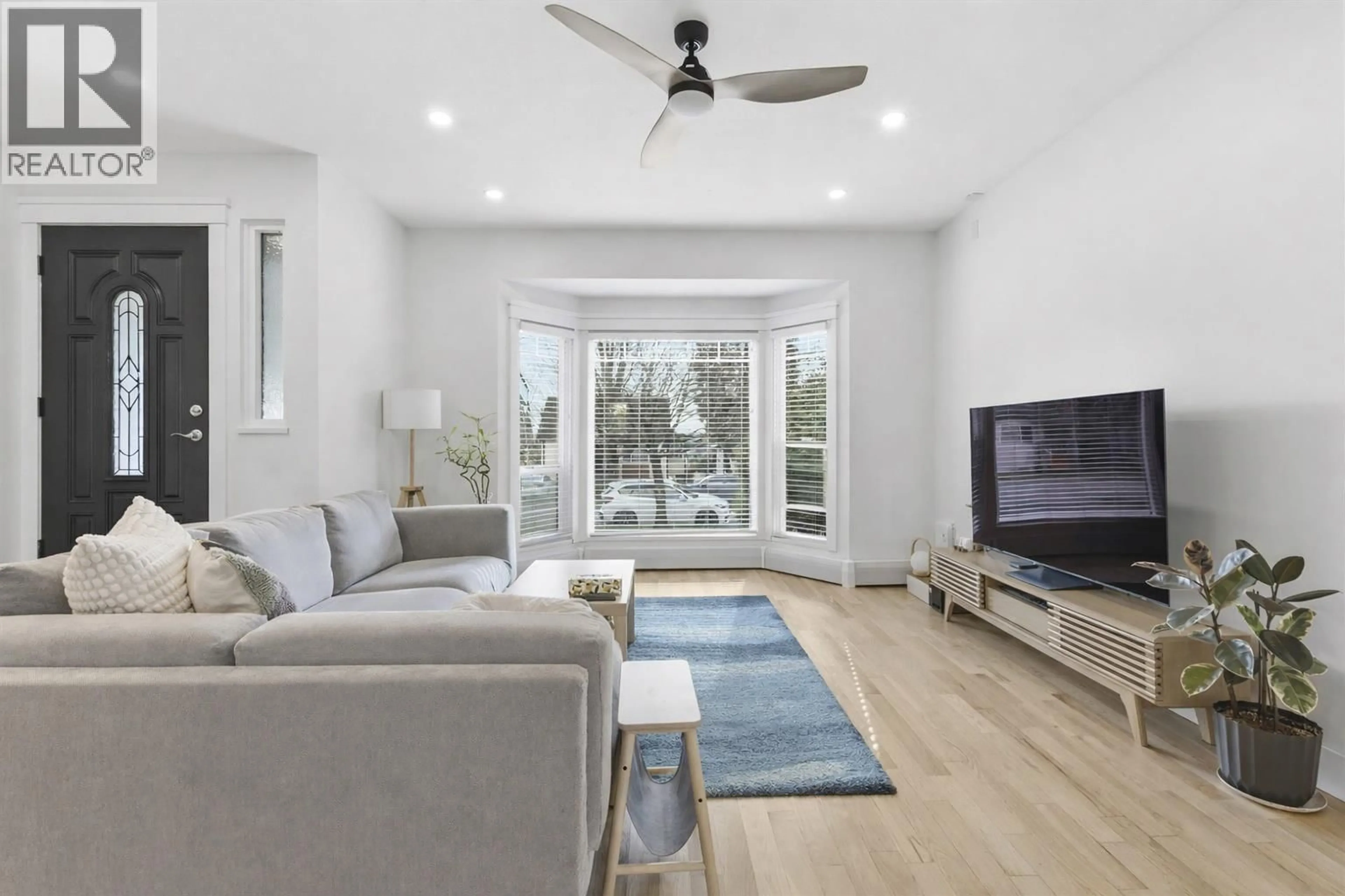 Living room with furniture, unknown for 2115 LONDON STREET, New Westminster British Columbia V3M3E8