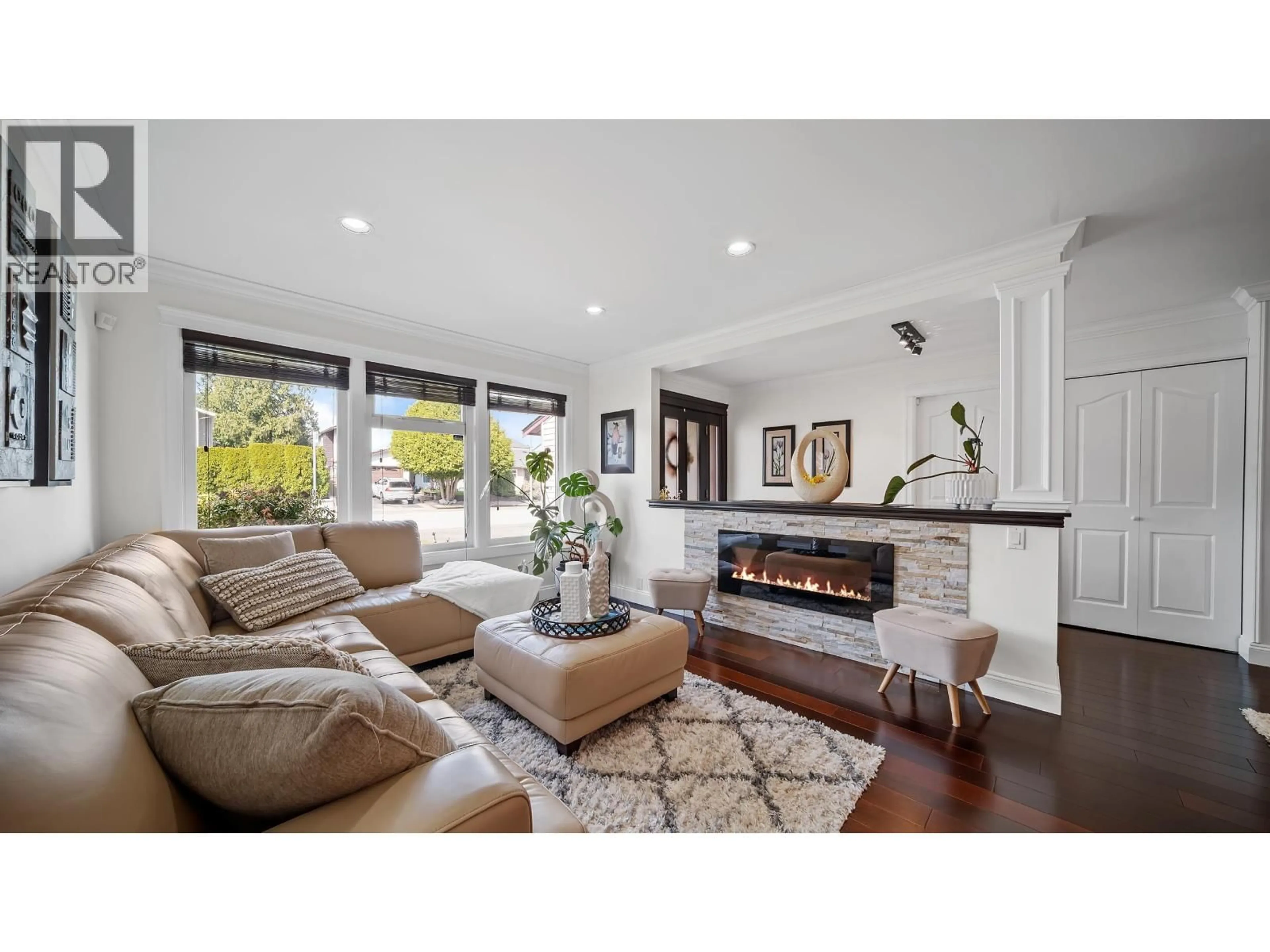 Living room with furniture, unknown for 3220 DUNKIRK AVENUE, Coquitlam British Columbia V3E1G5