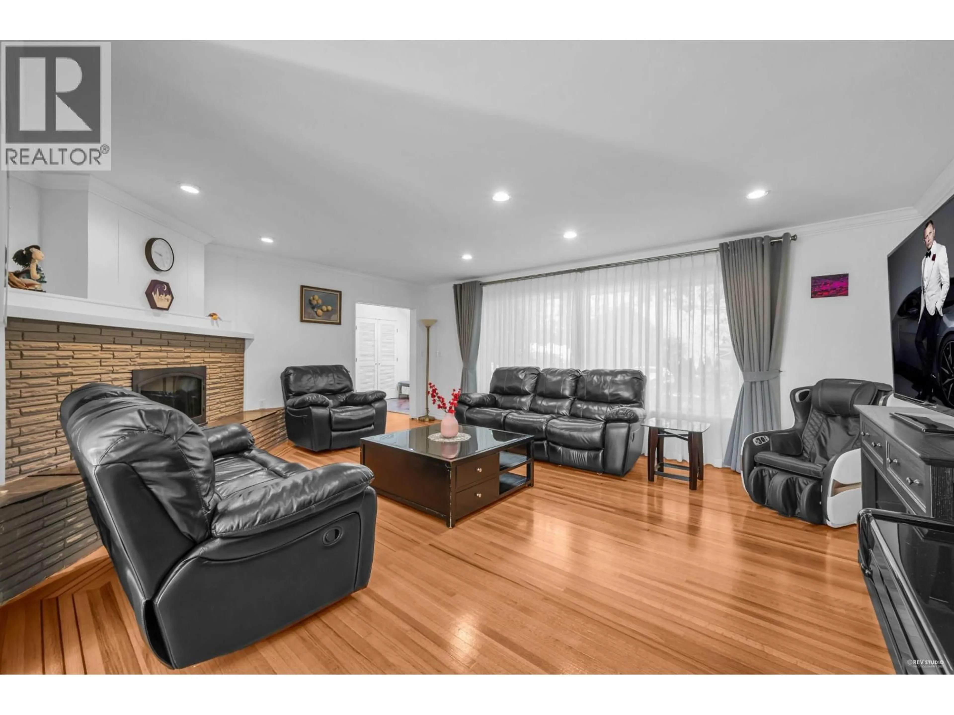Living room with furniture, wood/laminate floor for 310 MACBETH CRESCENT, West Vancouver British Columbia V7T1V7