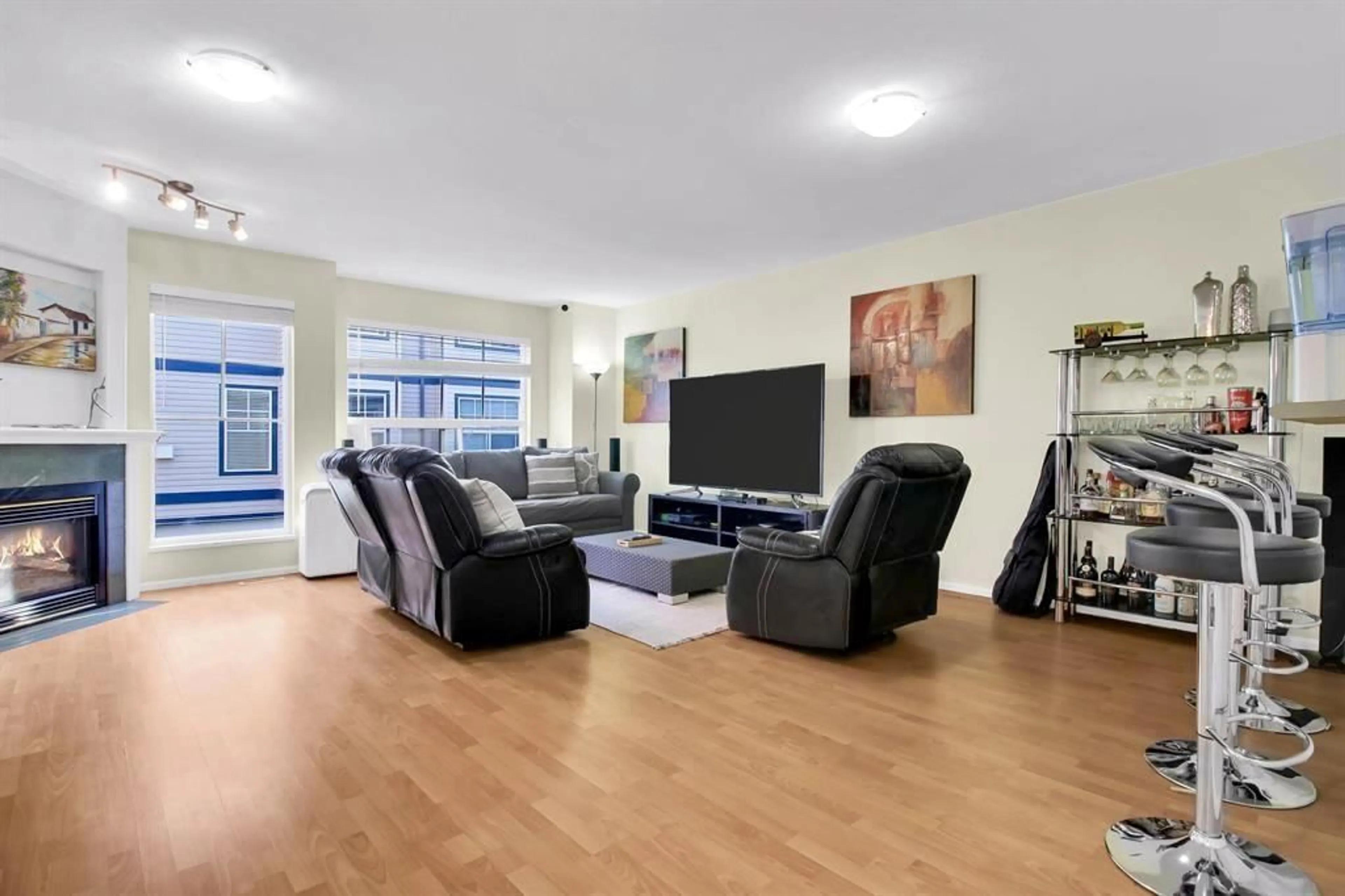 Living room with furniture, unknown for 503 - 9118 149 STREET, Surrey British Columbia V3R3Z6