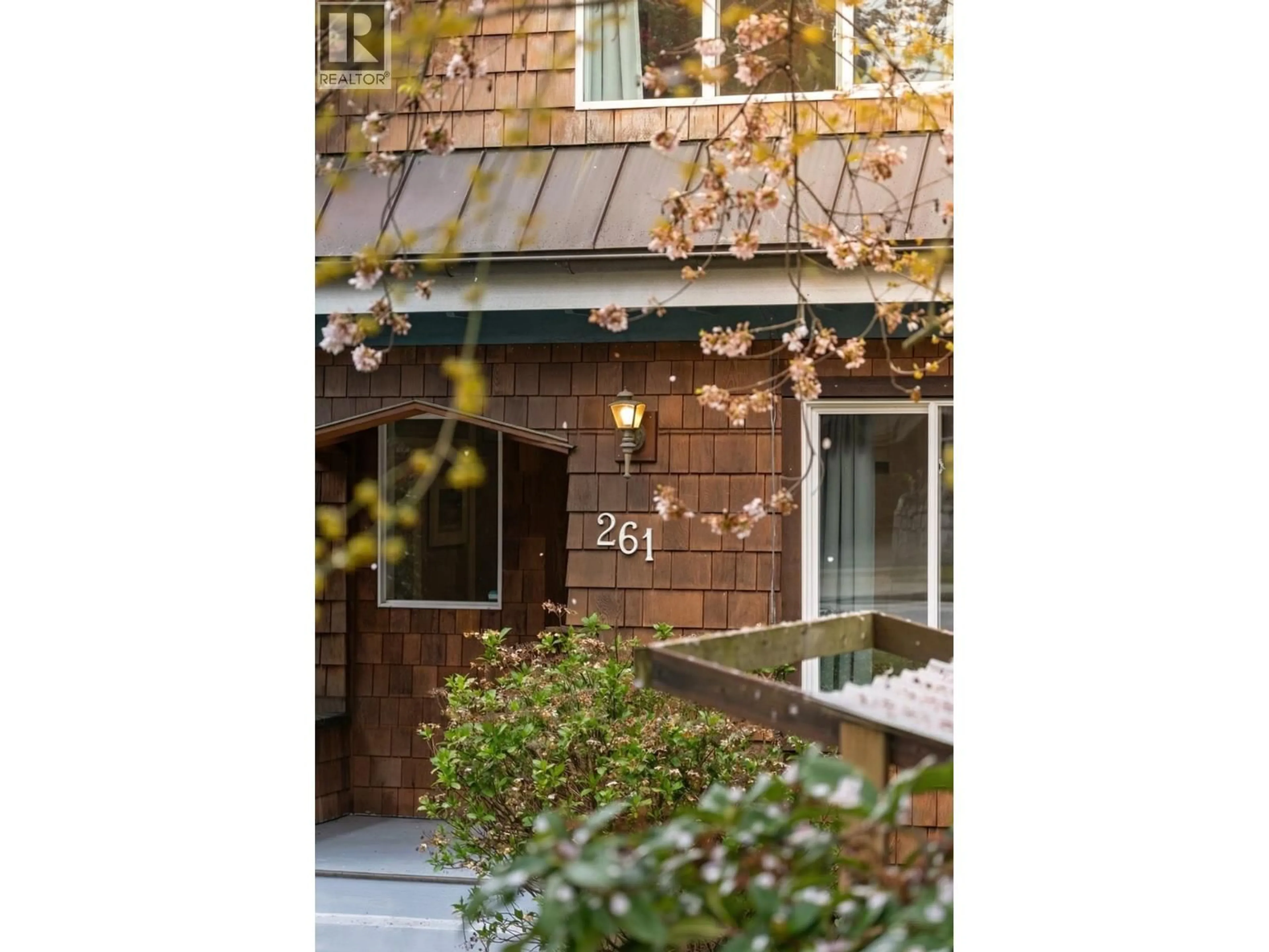 Patio, street for 261 4TH STREET, North Vancouver British Columbia V7L1J1