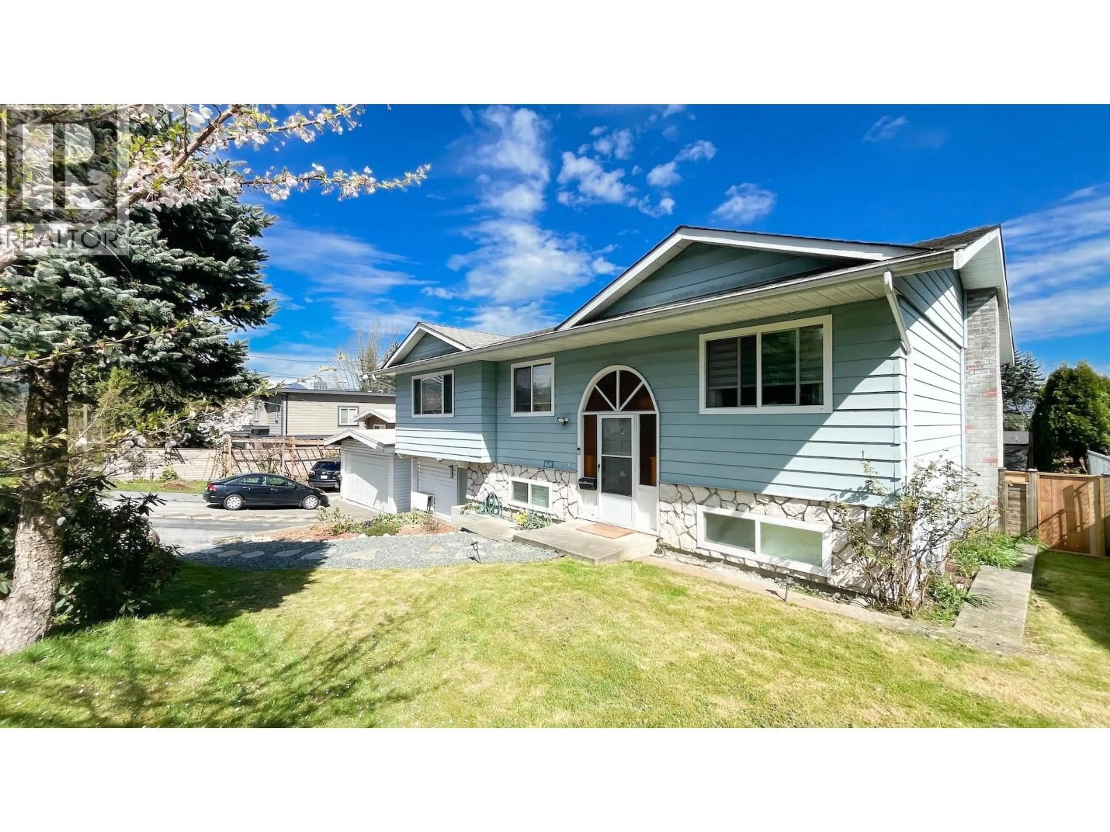 Home with vinyl exterior material, street for 1021 RANCH PARK WAY, Coquitlam British Columbia V3C3X3