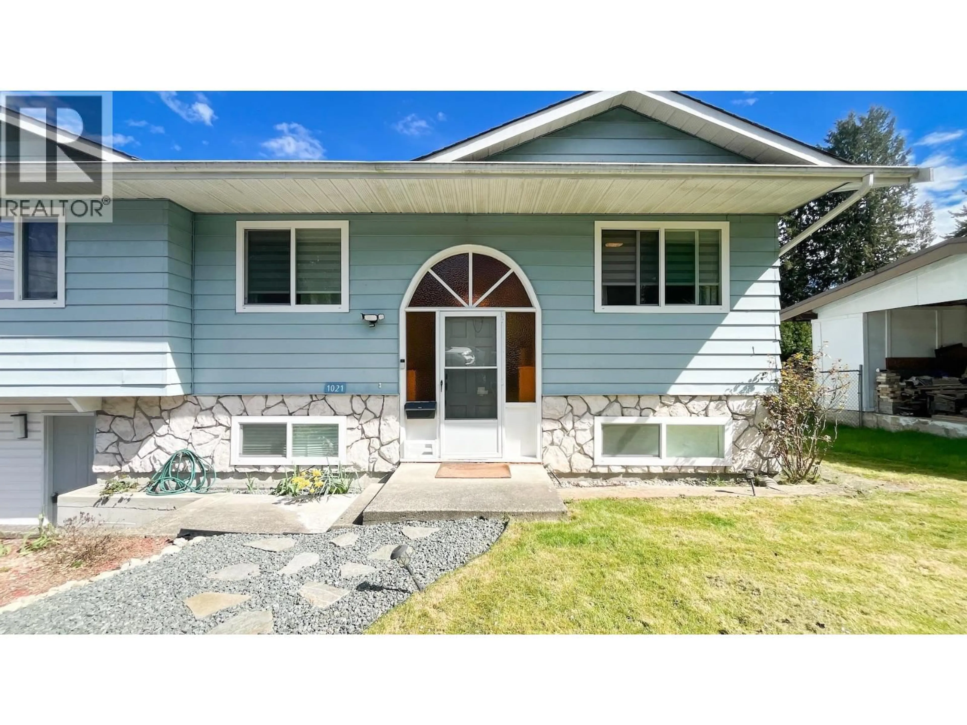 Home with vinyl exterior material, street for 1021 RANCH PARK WAY, Coquitlam British Columbia V3C3X3