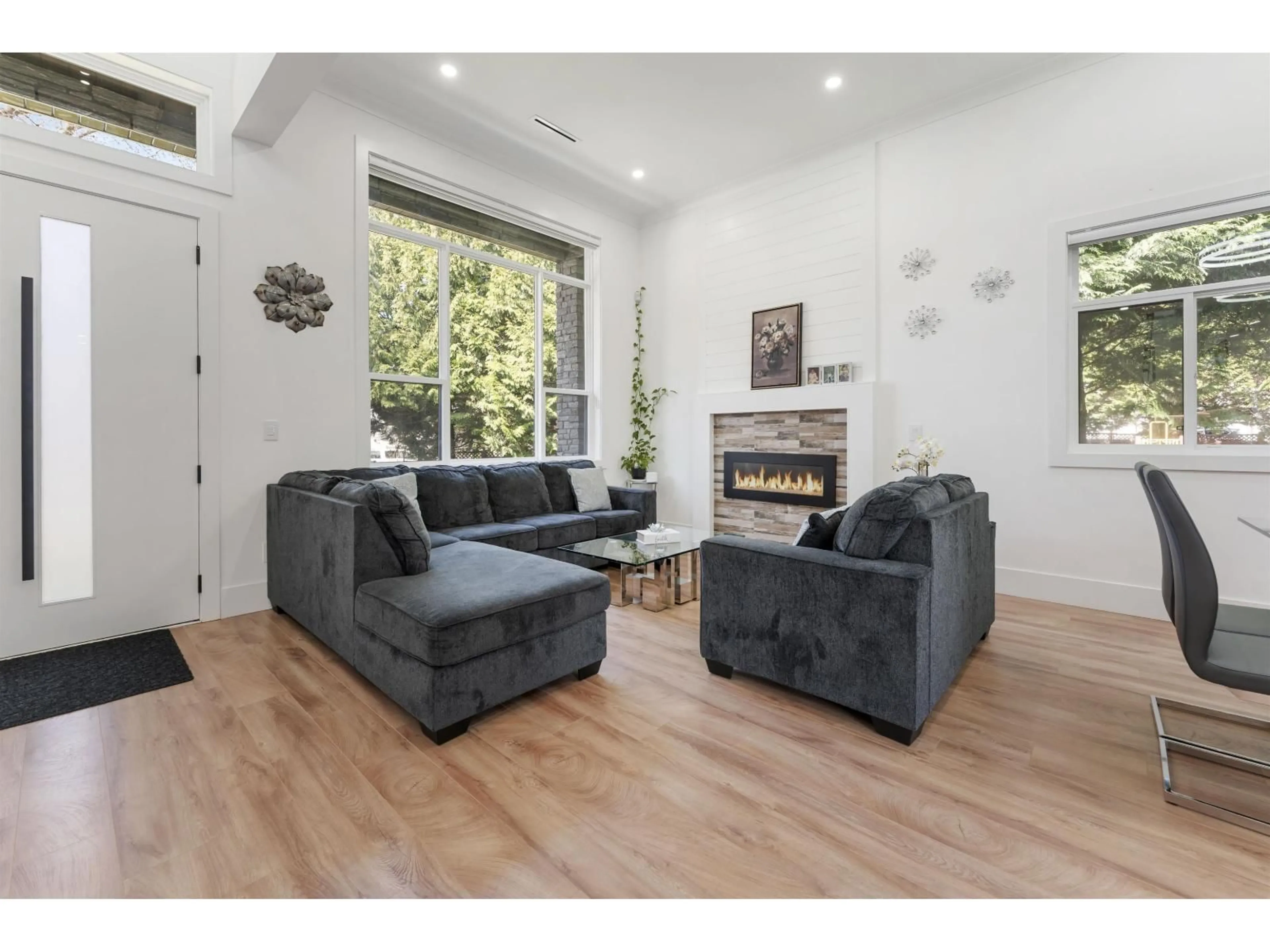 Living room with furniture, wood/laminate floor for 8958 139A STREET, Surrey British Columbia V3V7G5