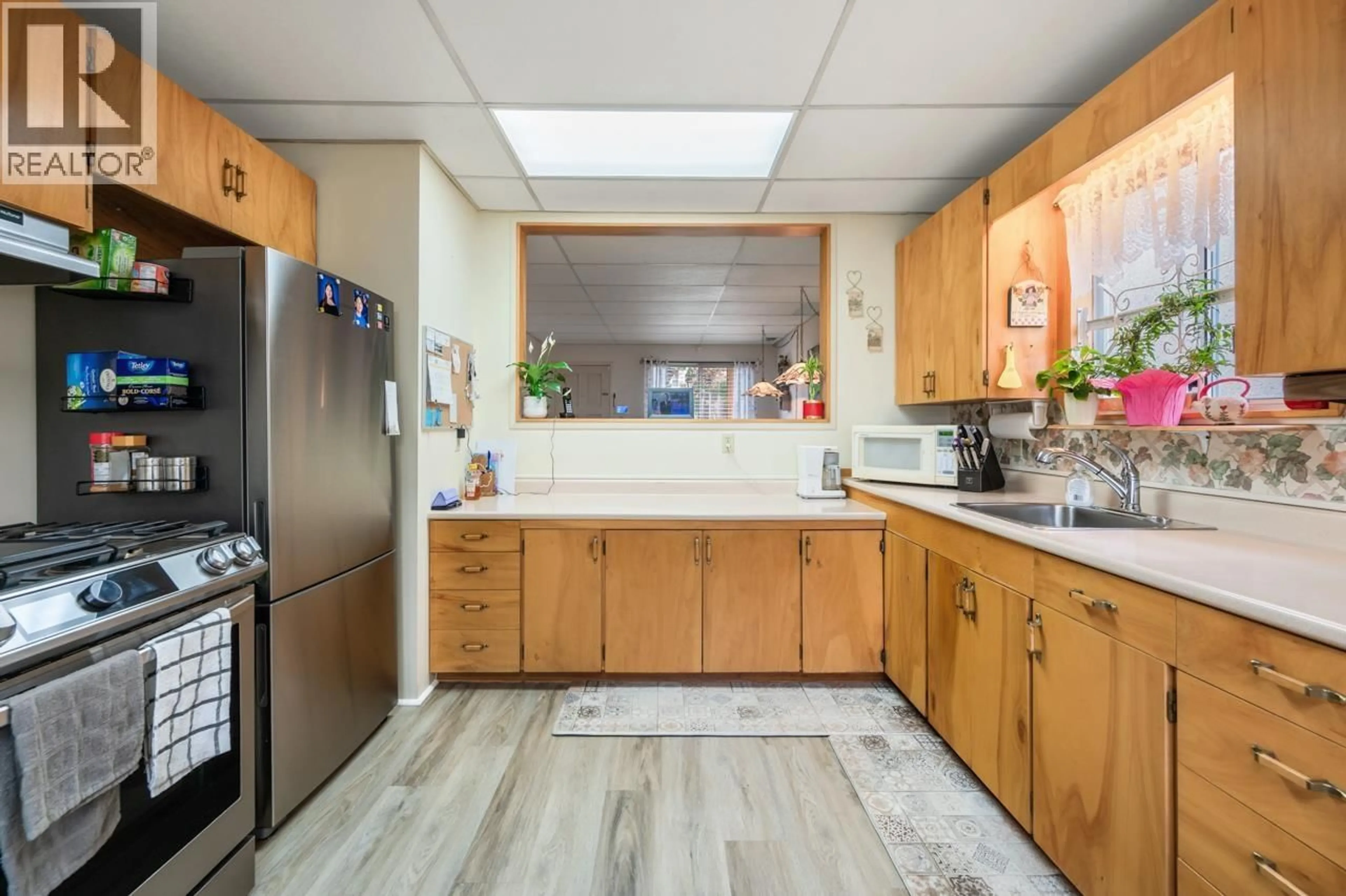 Standard kitchen, ceramic/tile floor for 3524 TANNER STREET, Vancouver British Columbia V5R5P5