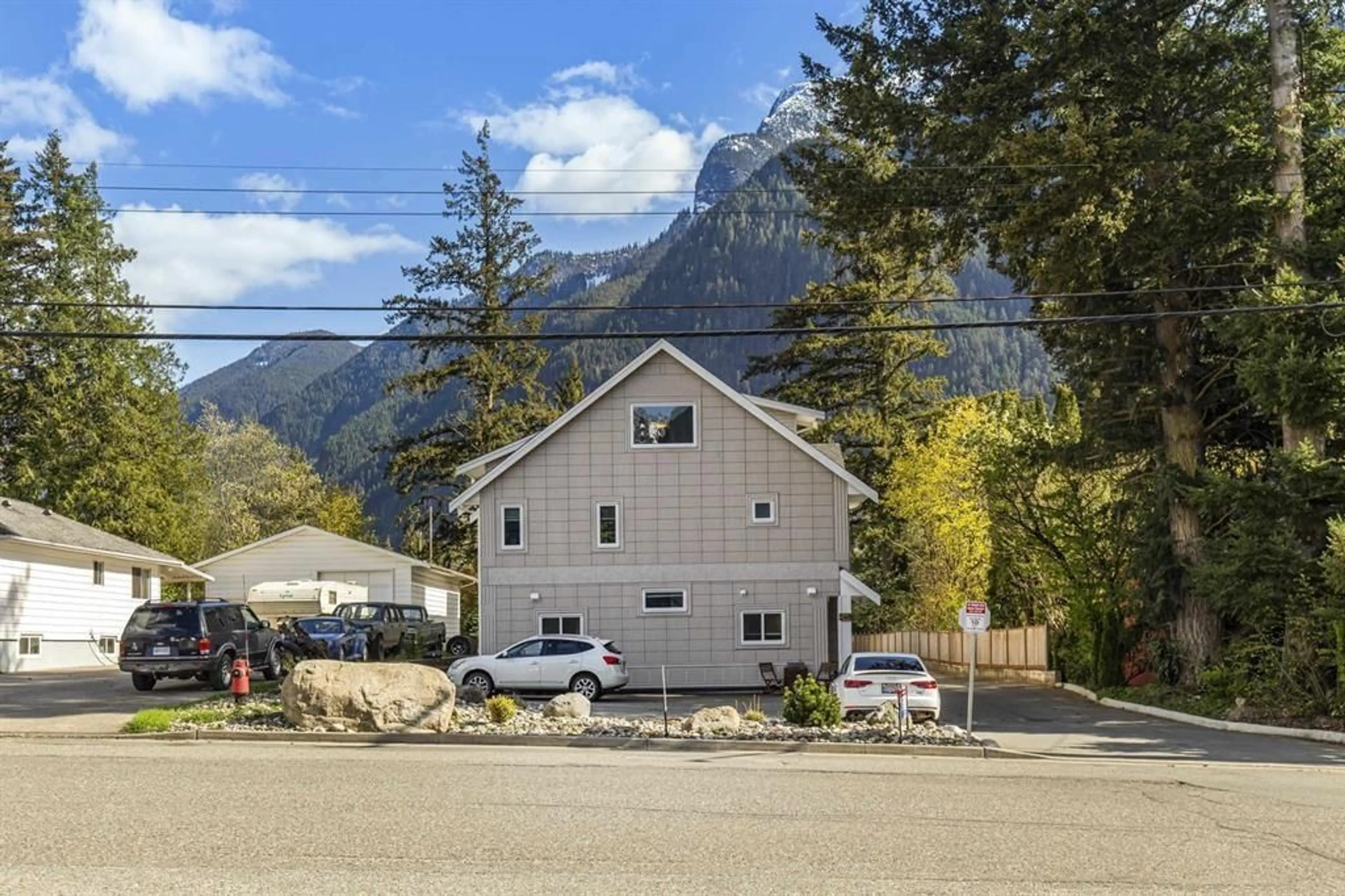 A pic from outside/outdoor area/front of a property/back of a property/a pic from drone, mountain view for 1 - 548 PARK STREET, Hope British Columbia V0X1L0