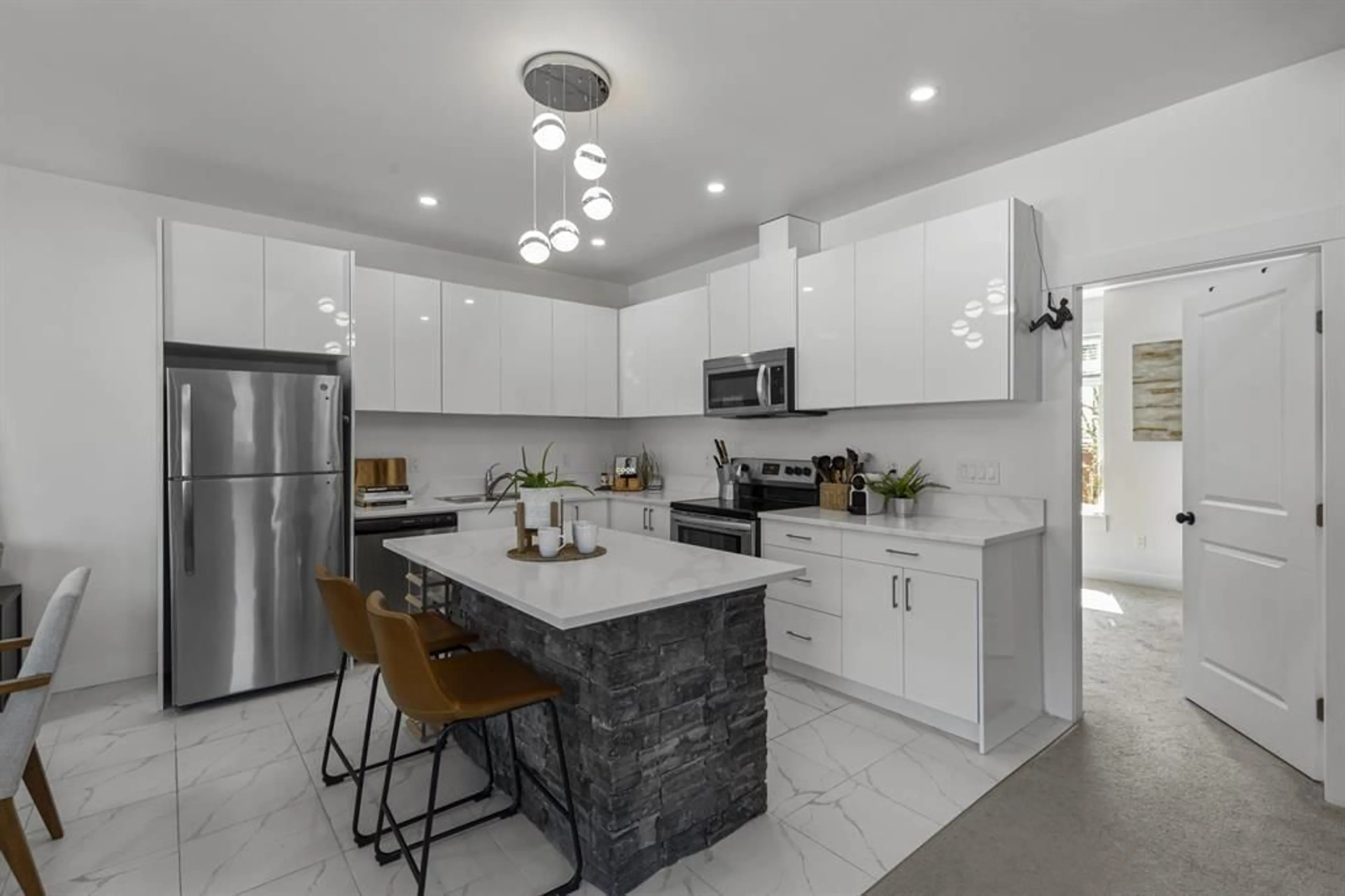 Open concept kitchen, ceramic/tile floor for 1 - 548 PARK STREET, Hope British Columbia V0X1L0