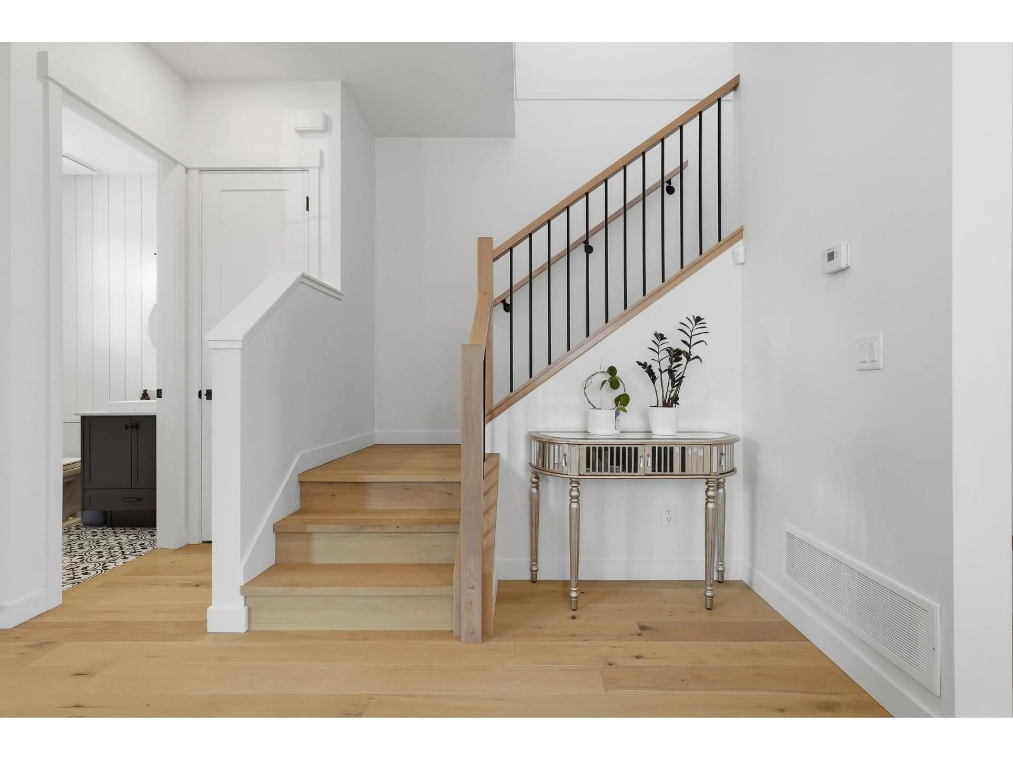 Indoor entryway for 19619 75 AVENUE, Langley British Columbia V2Y3R9