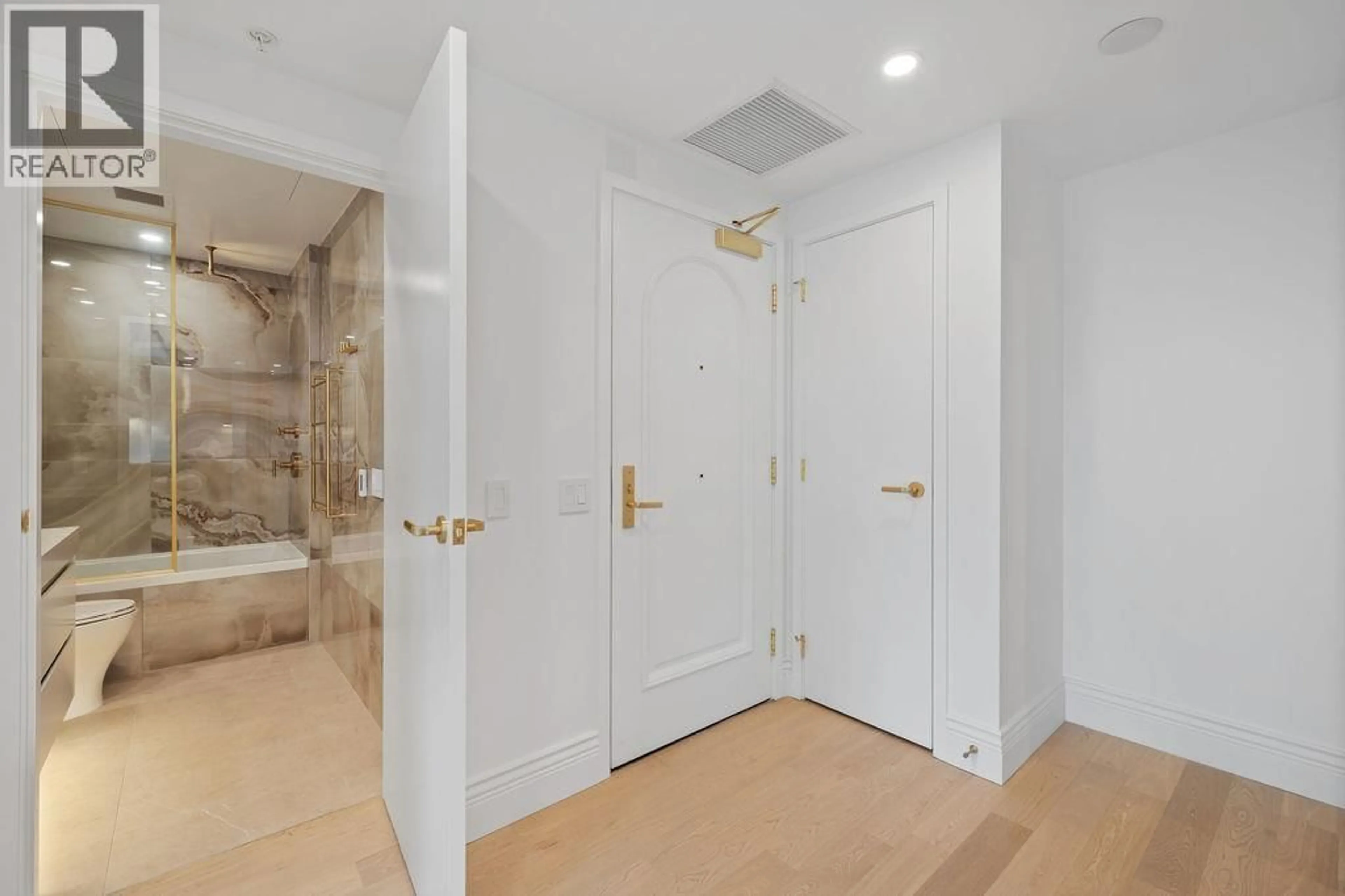 Indoor foyer for 307 - 2096 47TH AVENUE, Vancouver British Columbia V6M0E5