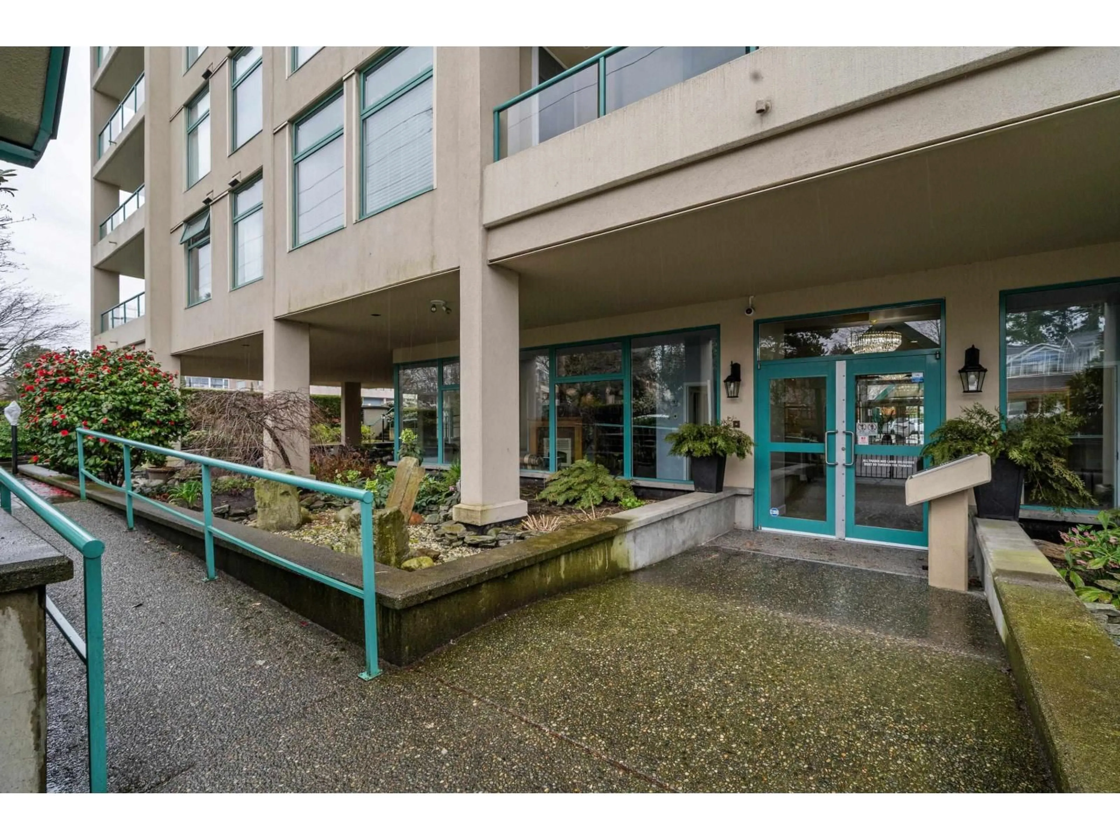 Indoor foyer for 303 - 15466 NORTH BLUFF ROAD, White Rock British Columbia V4B3G1
