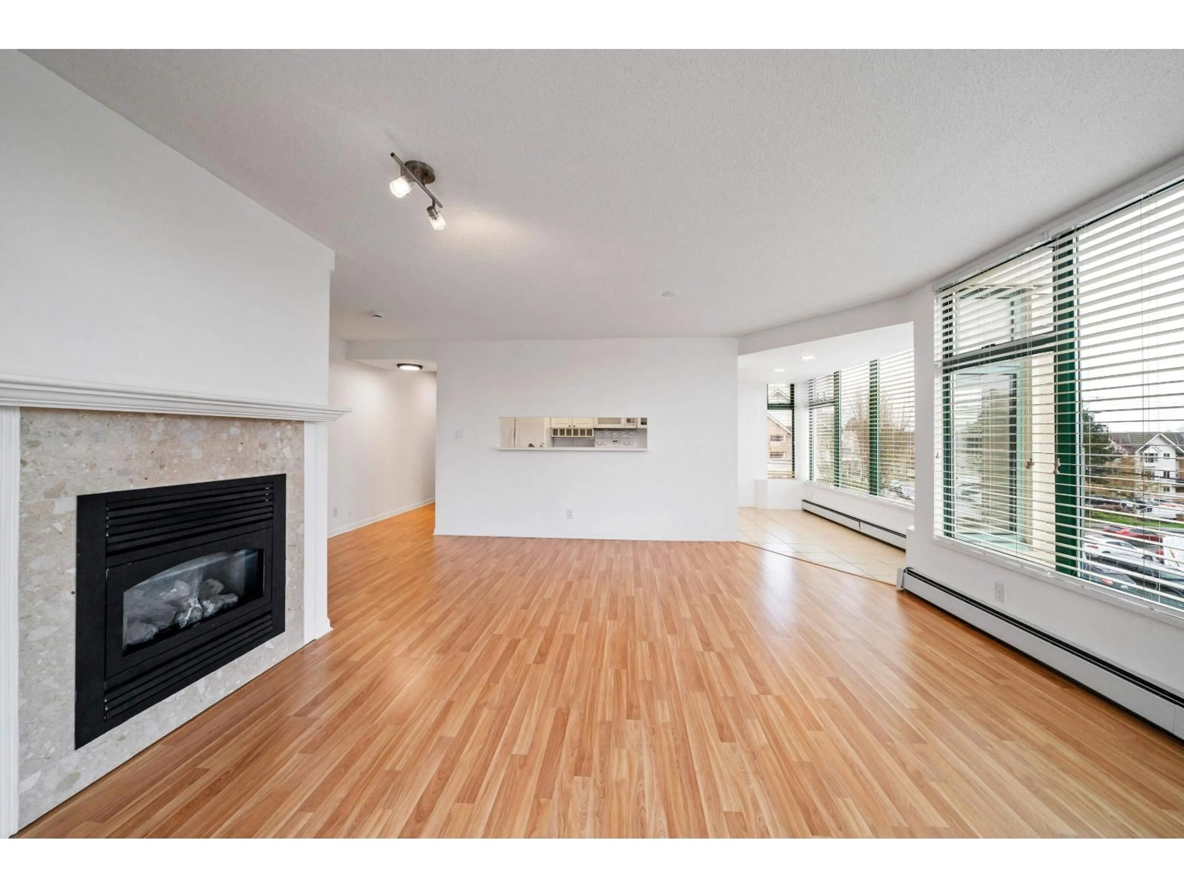 Unknown for 303 - 15466 NORTH BLUFF ROAD, White Rock British Columbia V4B3G1