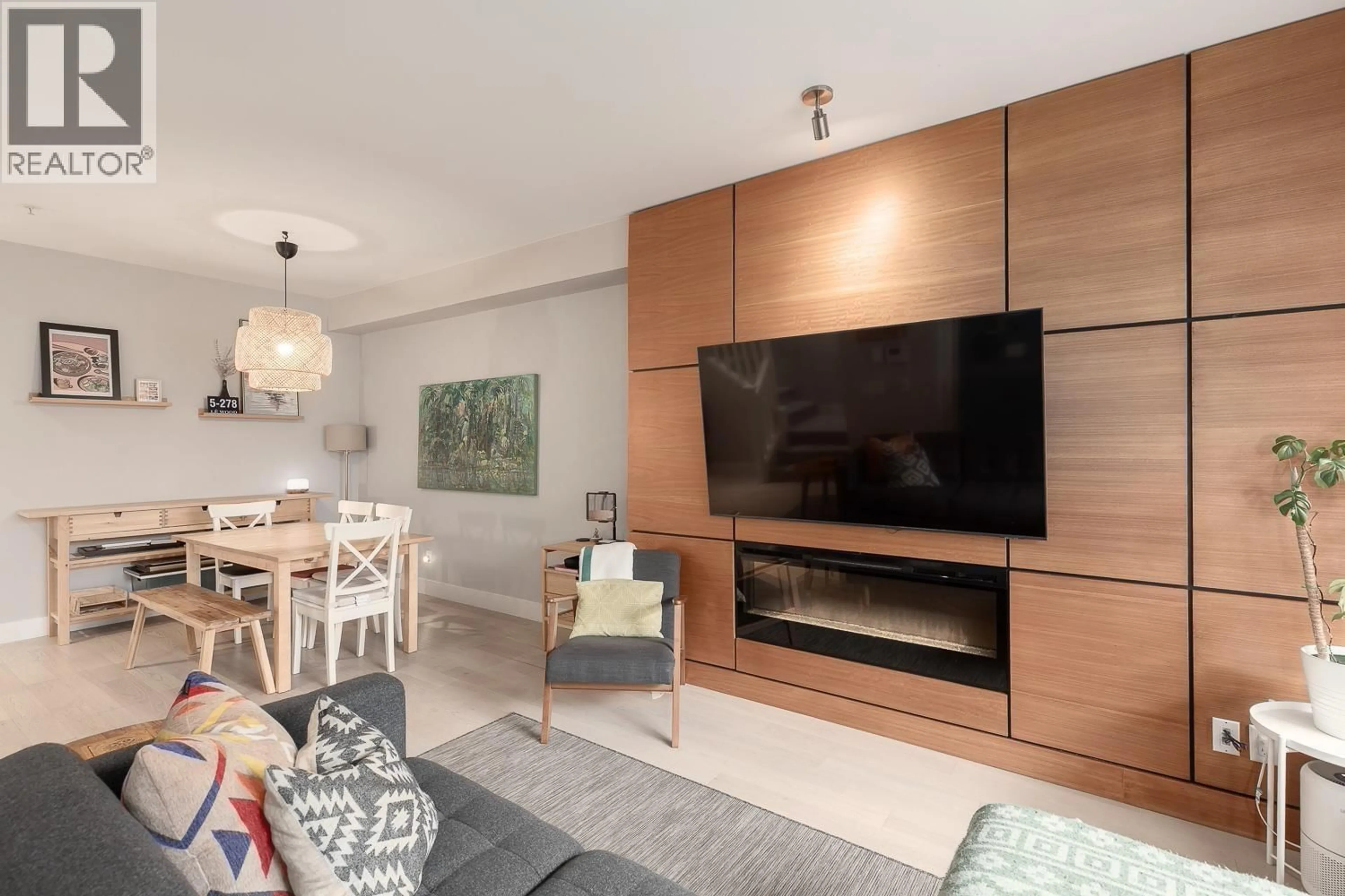 Living room with furniture, wood/laminate floor for 5 - 278 CAMATA STREET, New Westminster British Columbia V3M0H8