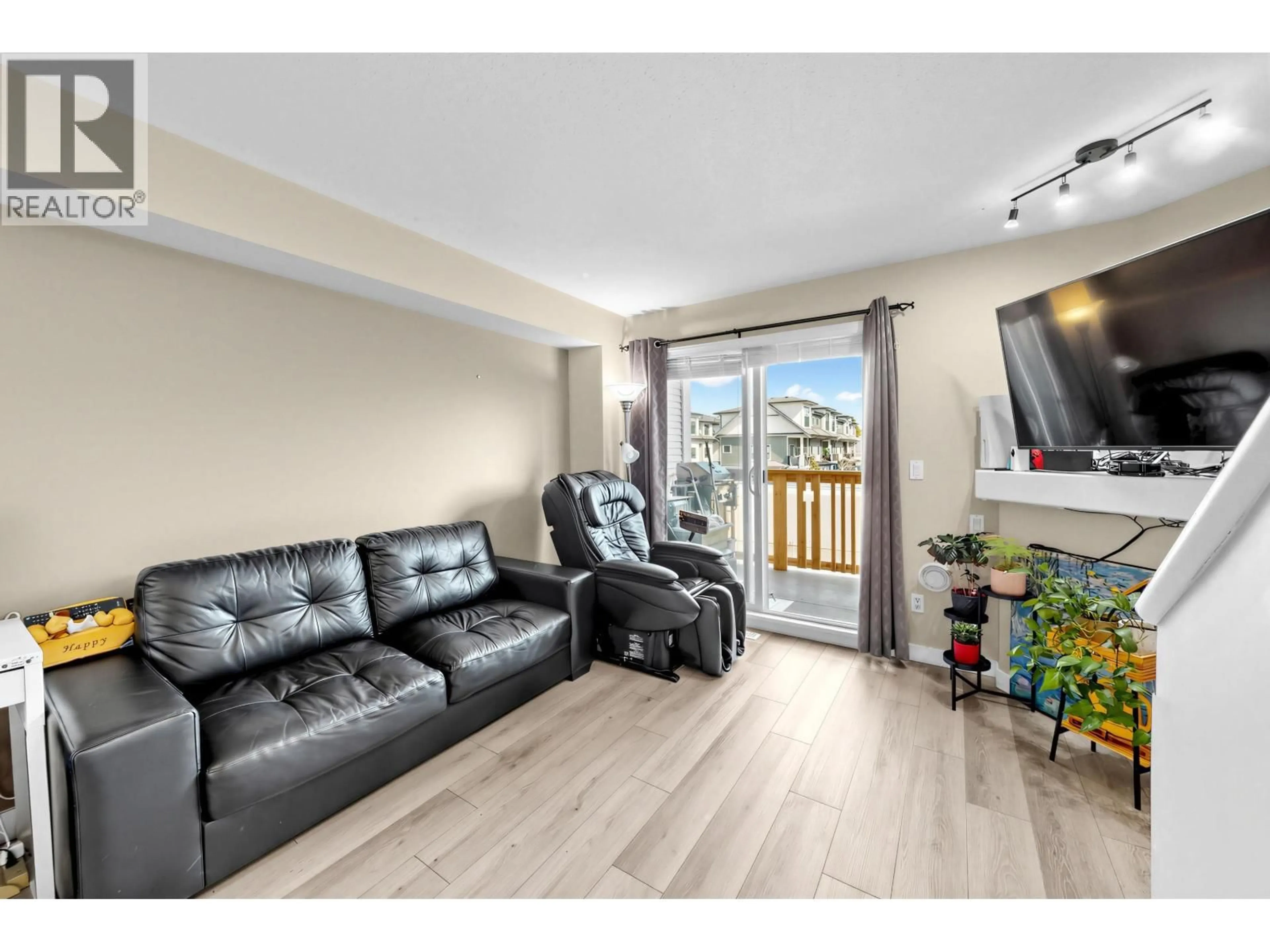 Living room with furniture, wood/laminate floor for 19 - 7100 LYNNWOOD DRIVE, Richmond British Columbia V7C5S8